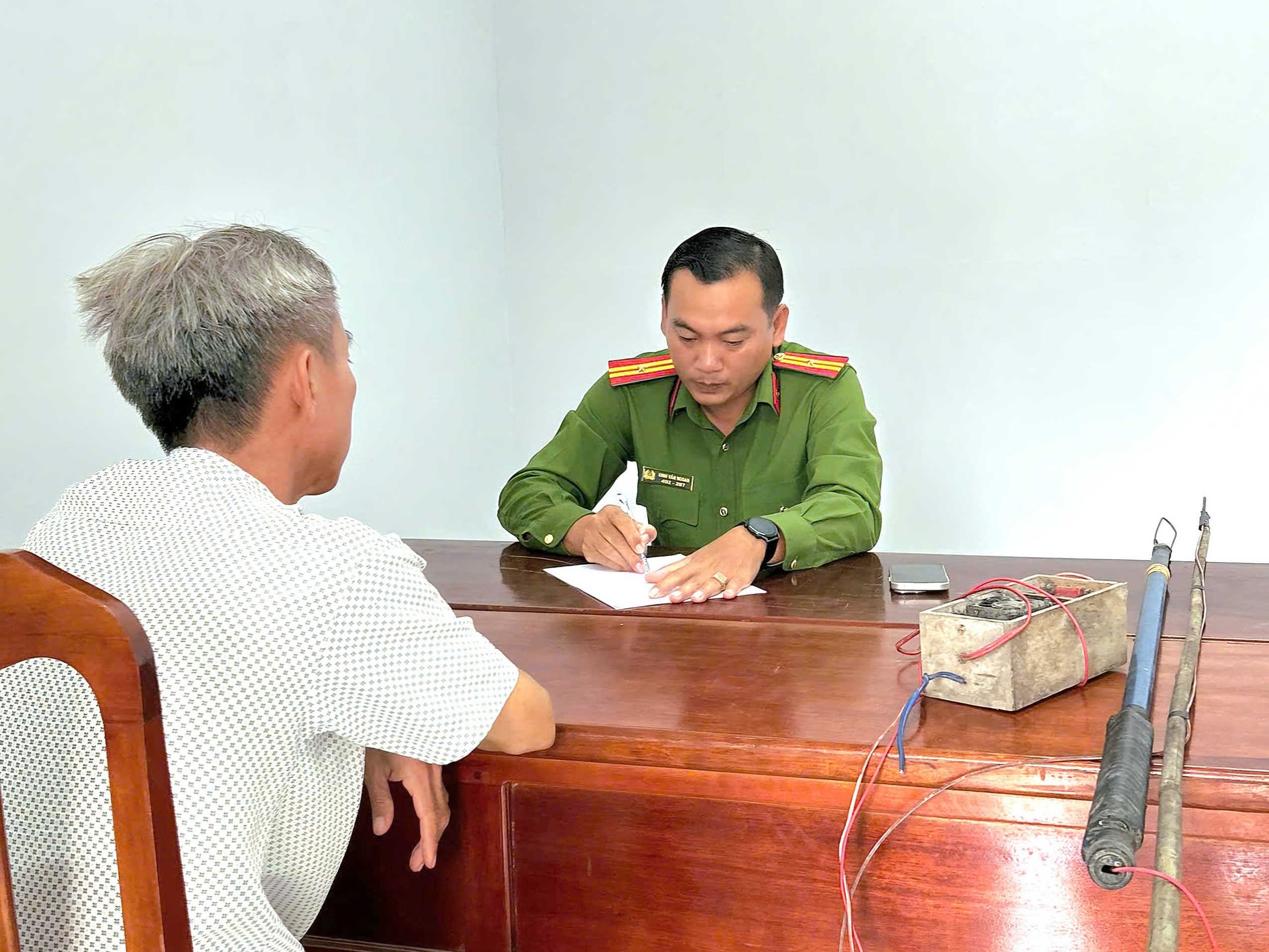 Ảnh Công dân tự nguyện giao nộp công cụ kích điện 2