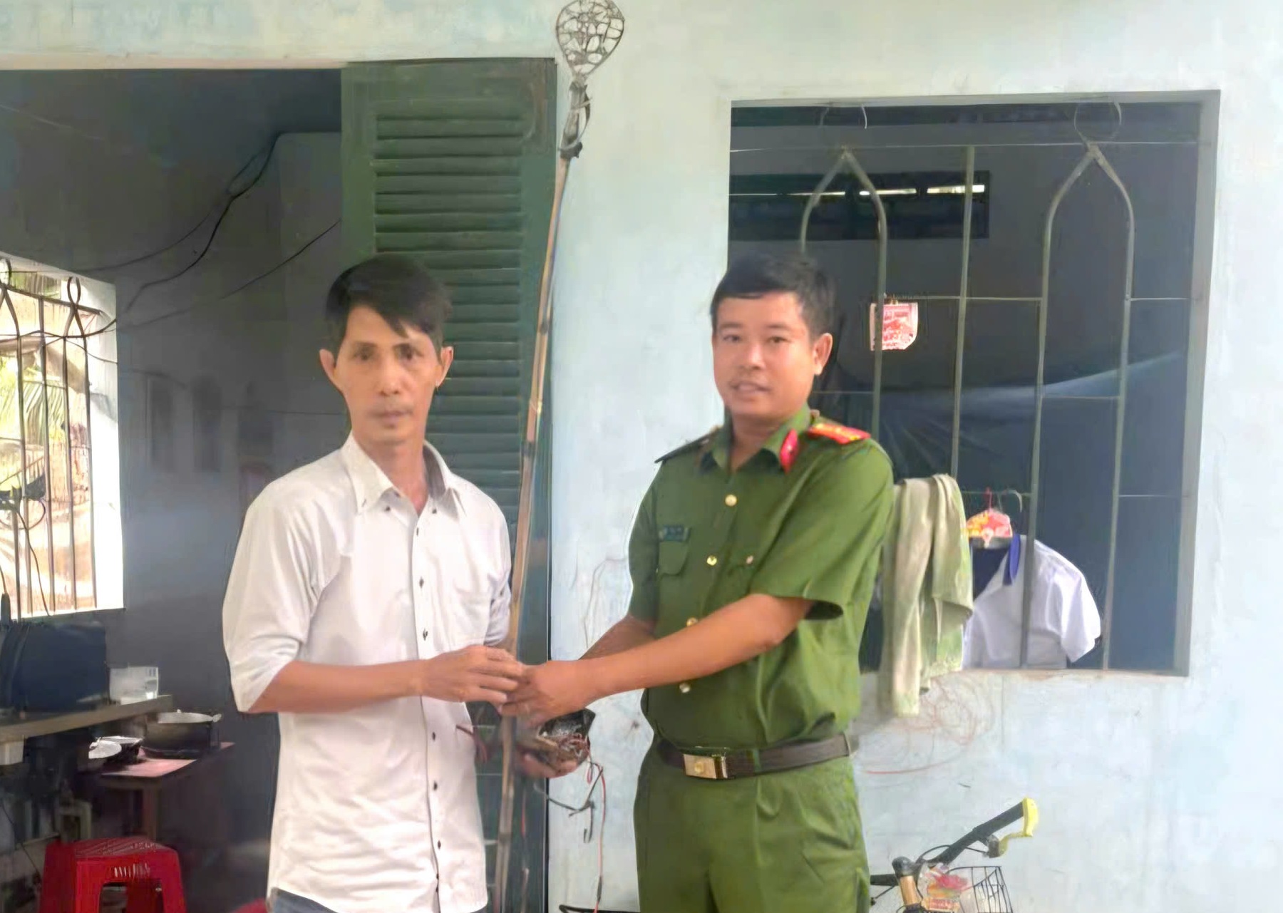 Ảnh Công dân tự nguyện giao nộp công cụ kích điện 3