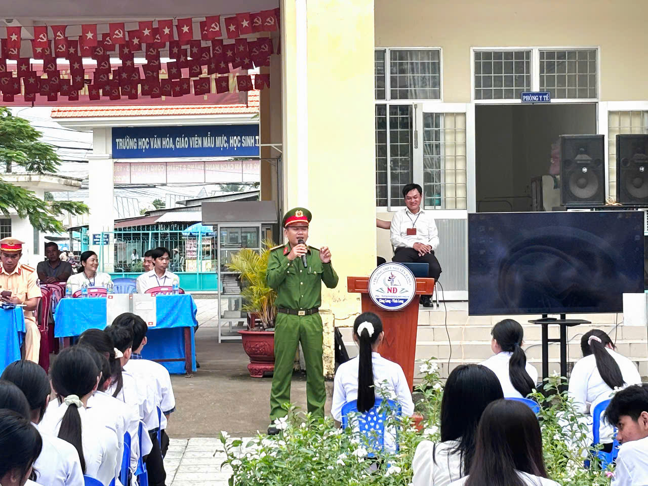 Ảnh Đ c Thiếu tá Đinh Văn Ngoan Cán bộ Công an xã tuyên truyền phòng, chống ma túy và bạo lực học đường