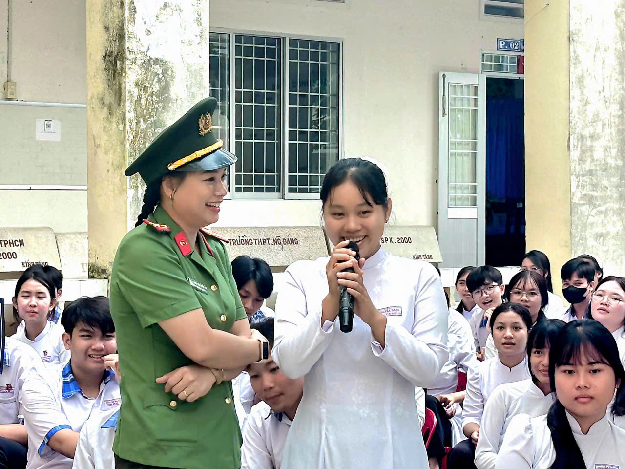 Ảnh Đ c Thiếu tá Huỳnh Thị Huỳnh Hoa Cán bộ Công an xã trao đổi với các em những tình huống xử lý trên không gian mạng