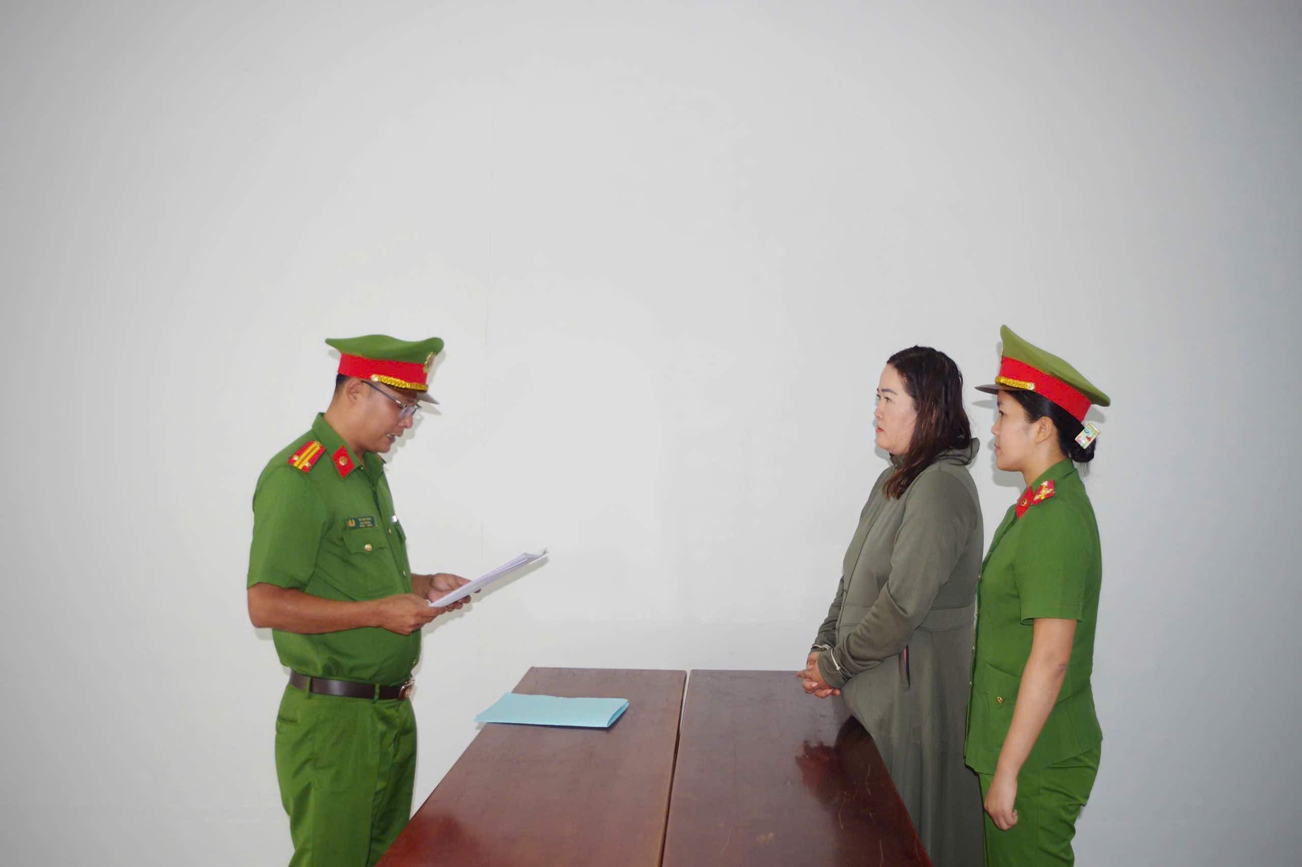 Ảnh Đ c Trung tá Võ Văn Toàn Điều tra viên, PTCAX thi hành Lệnh bắt bị can để tạm giam