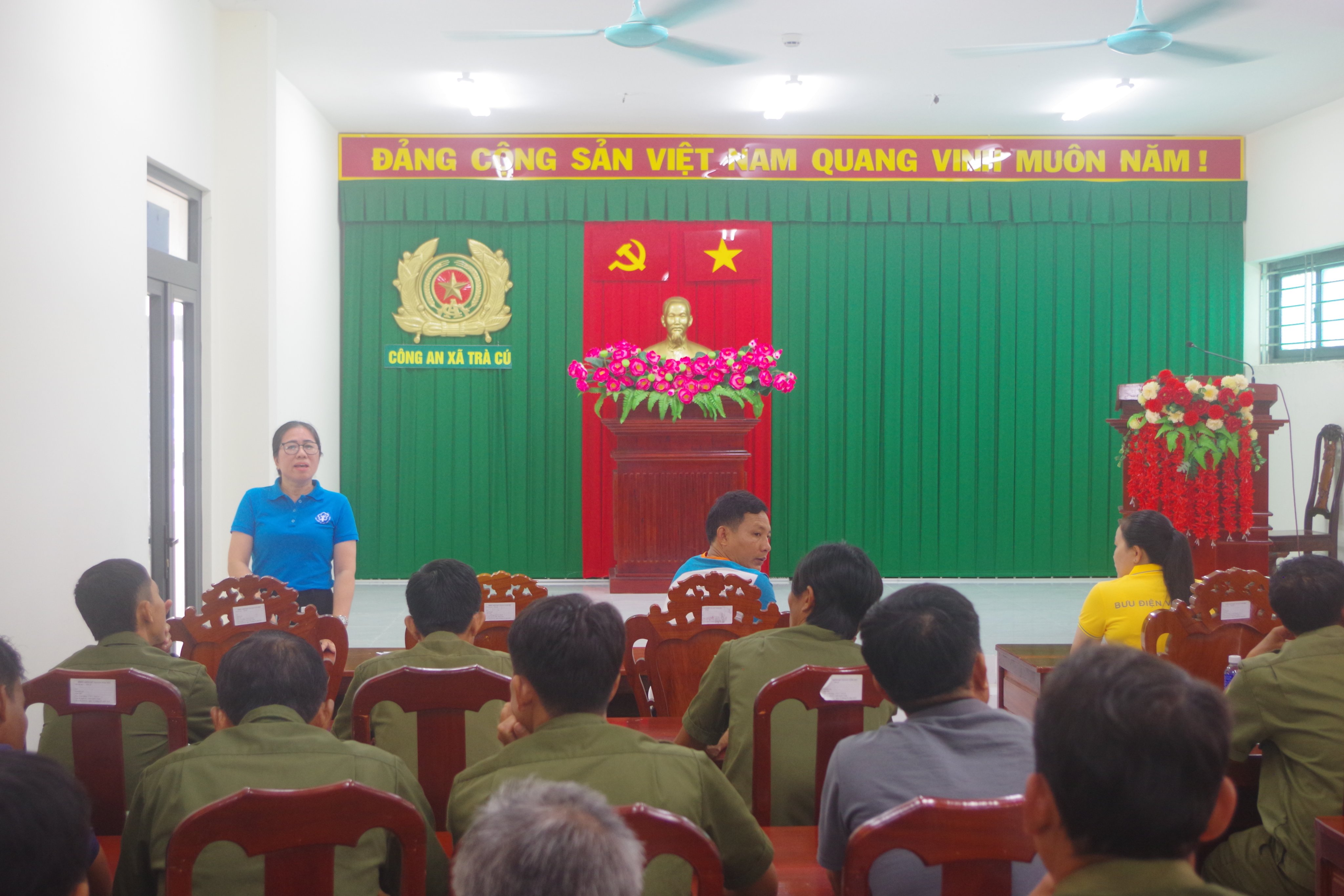 Bà Nguyễn Thị Hiền – Phó Giám đốc Bảo hiểm xã hội cơ sở Trà Cú triển khai