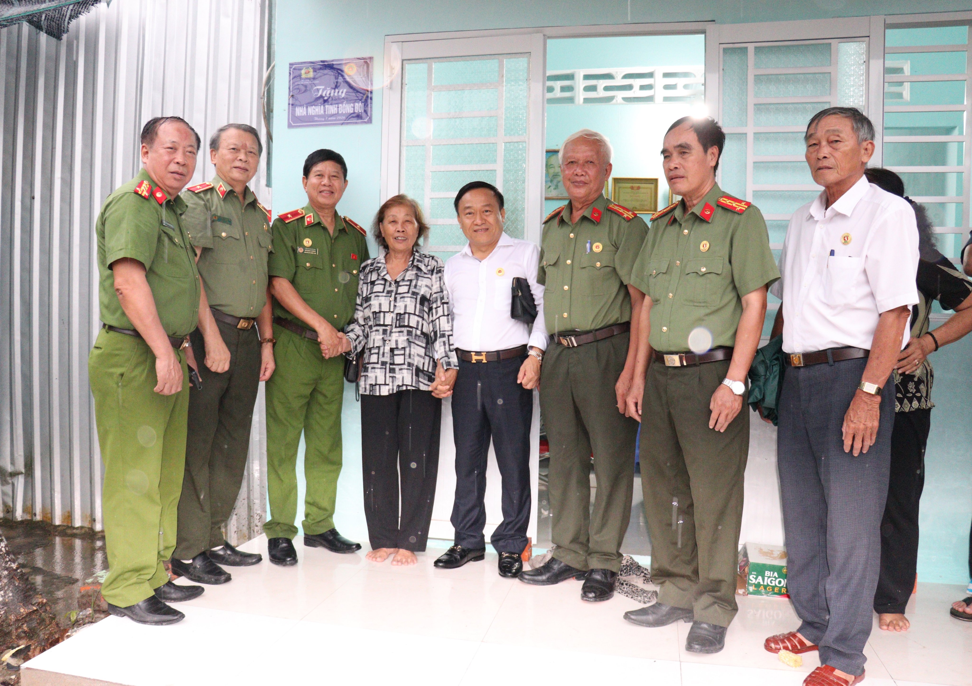 Các đại biểu chụp ảnh lưu niệm