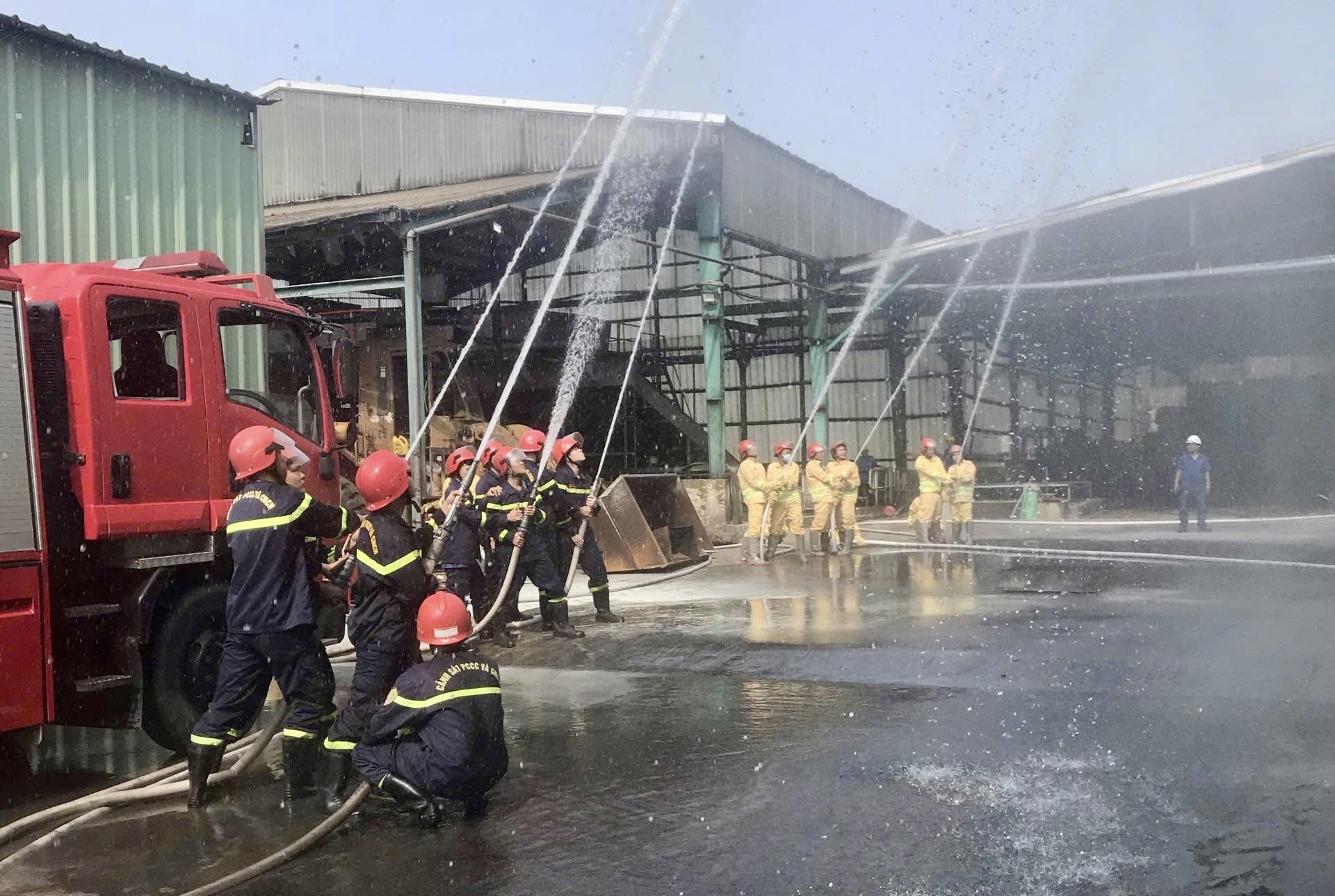 Các lực lượng tham gia triển khai phương án chữa cháy và cứu nạn, cứu hộ