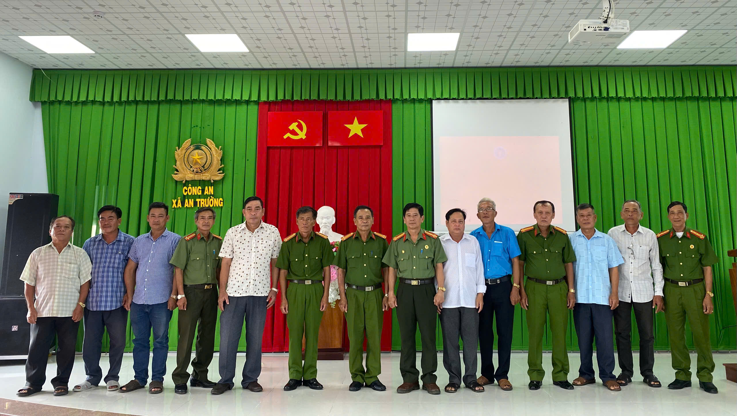 Các thành viên mới được kết nạp chụp ảnh lưu niệm