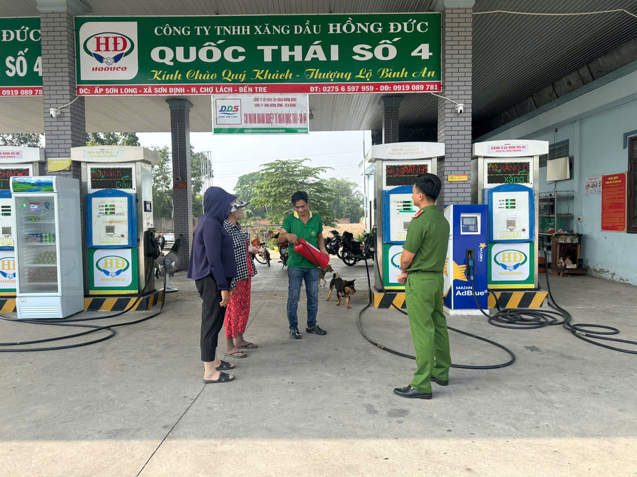 Cán bộ Cảnh sát PCCC và CNCH hướng dẫn nhân viên sử dụng bình chữa cháy