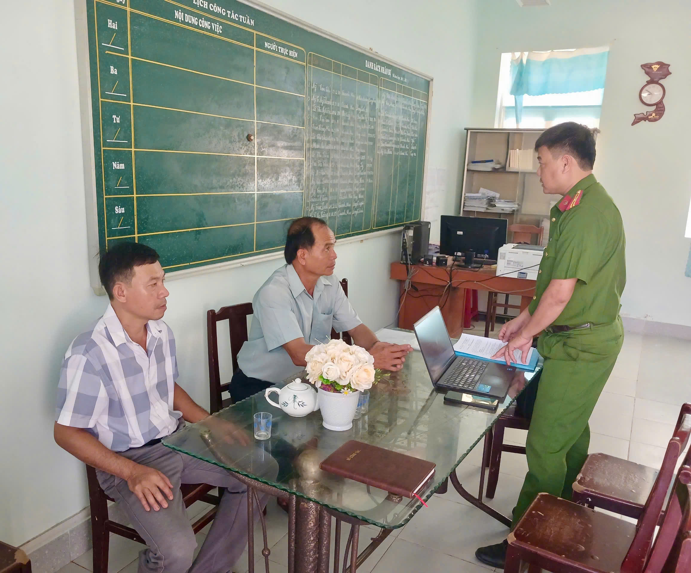 Cán bộ Cảnh sát PCCC và CNCH kiểm tra hồ sơ quản lý về PCCC