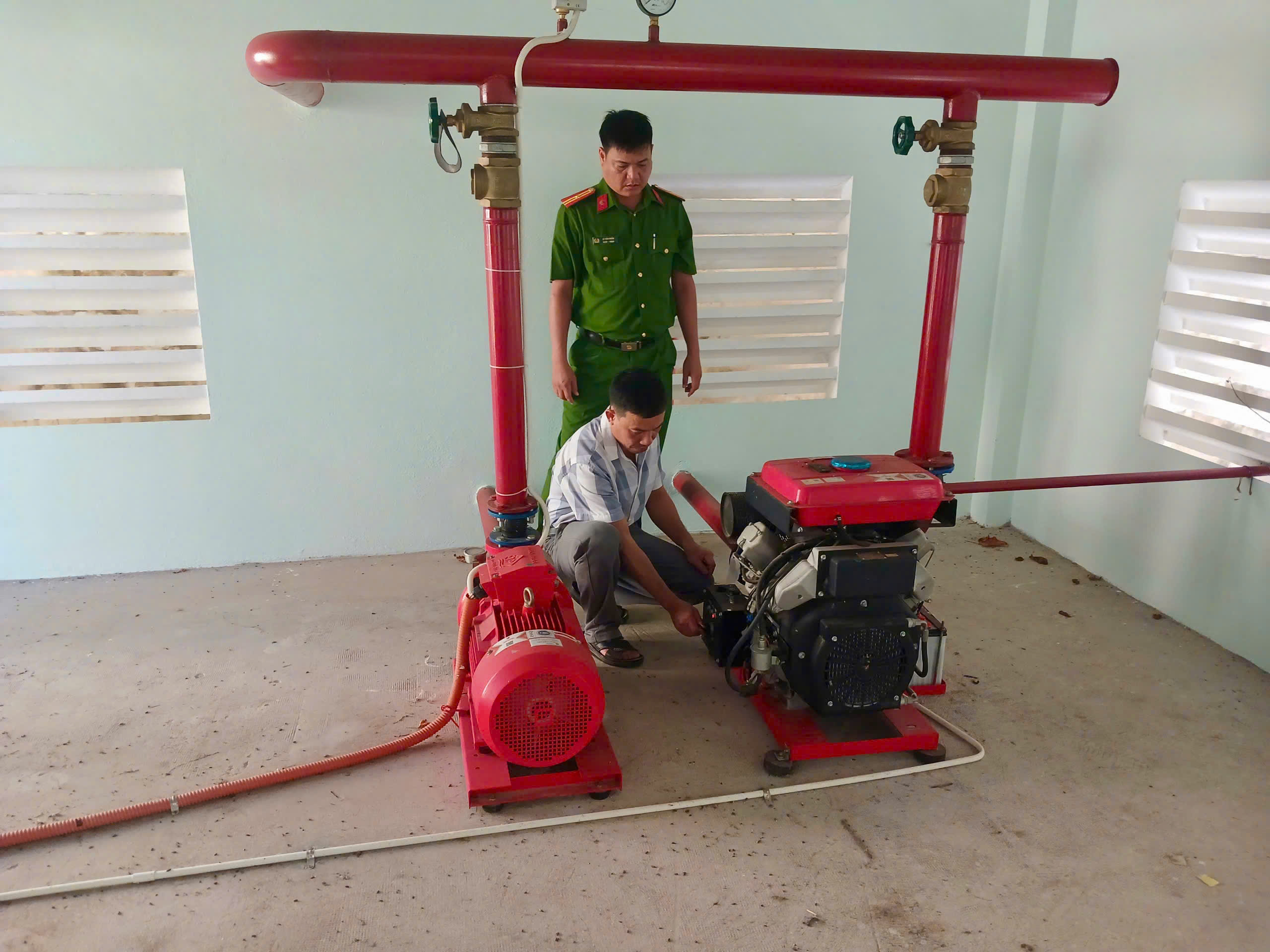 Cán bộ Cảnh sát PCCC và CNCH kiểm tra phương tiện chữa cháy 1