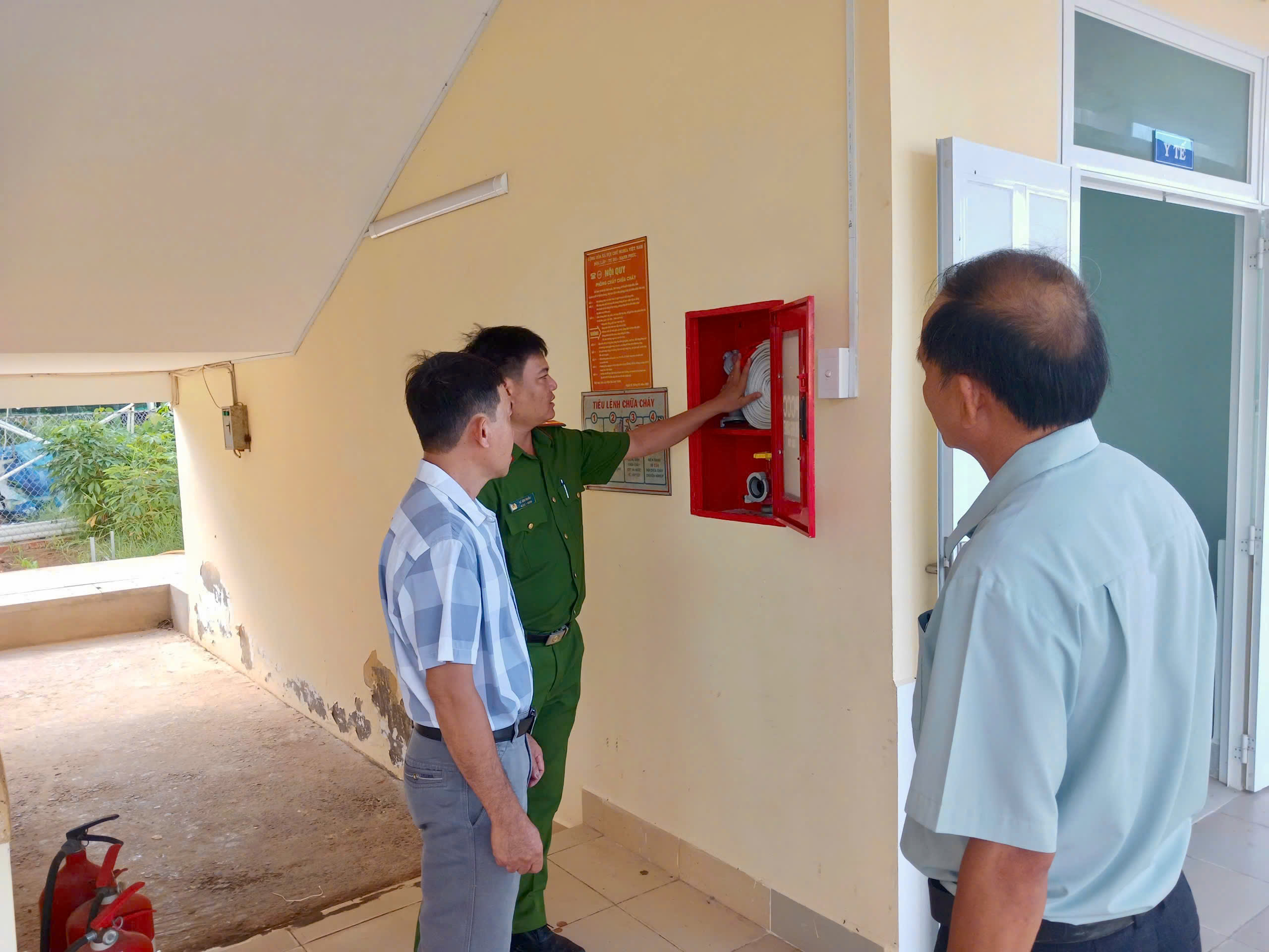 Cán bộ Cảnh sát PCCC và CNCH kiểm tra phương tiện chữa cháy