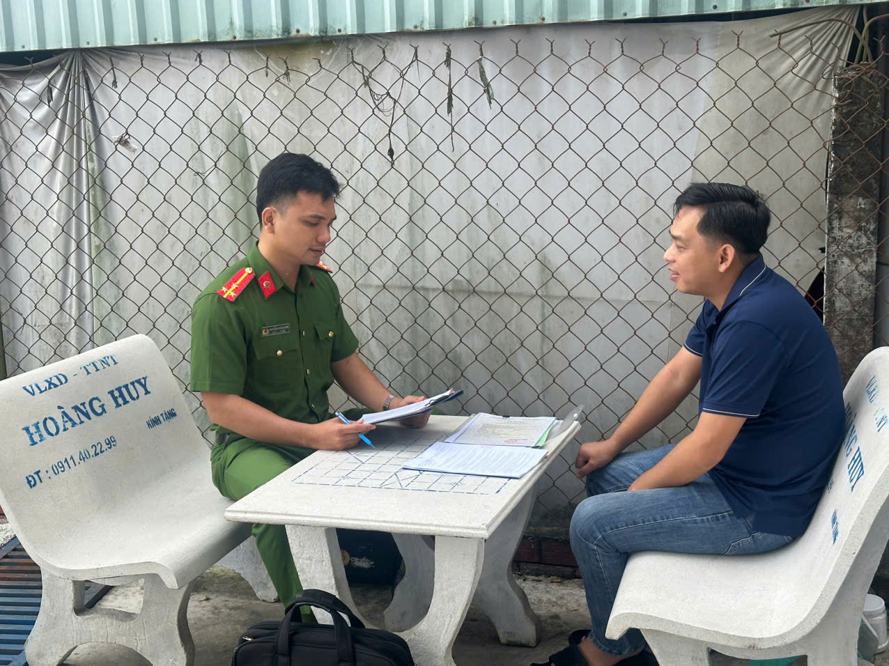 Cán bộ Cảnh sát PCCC và CNCH tuyên truyền, hướng dẫn người đứng đầu cơ sở thực hiện các thủ tục liên quan đến công tác PCCC và CNCH