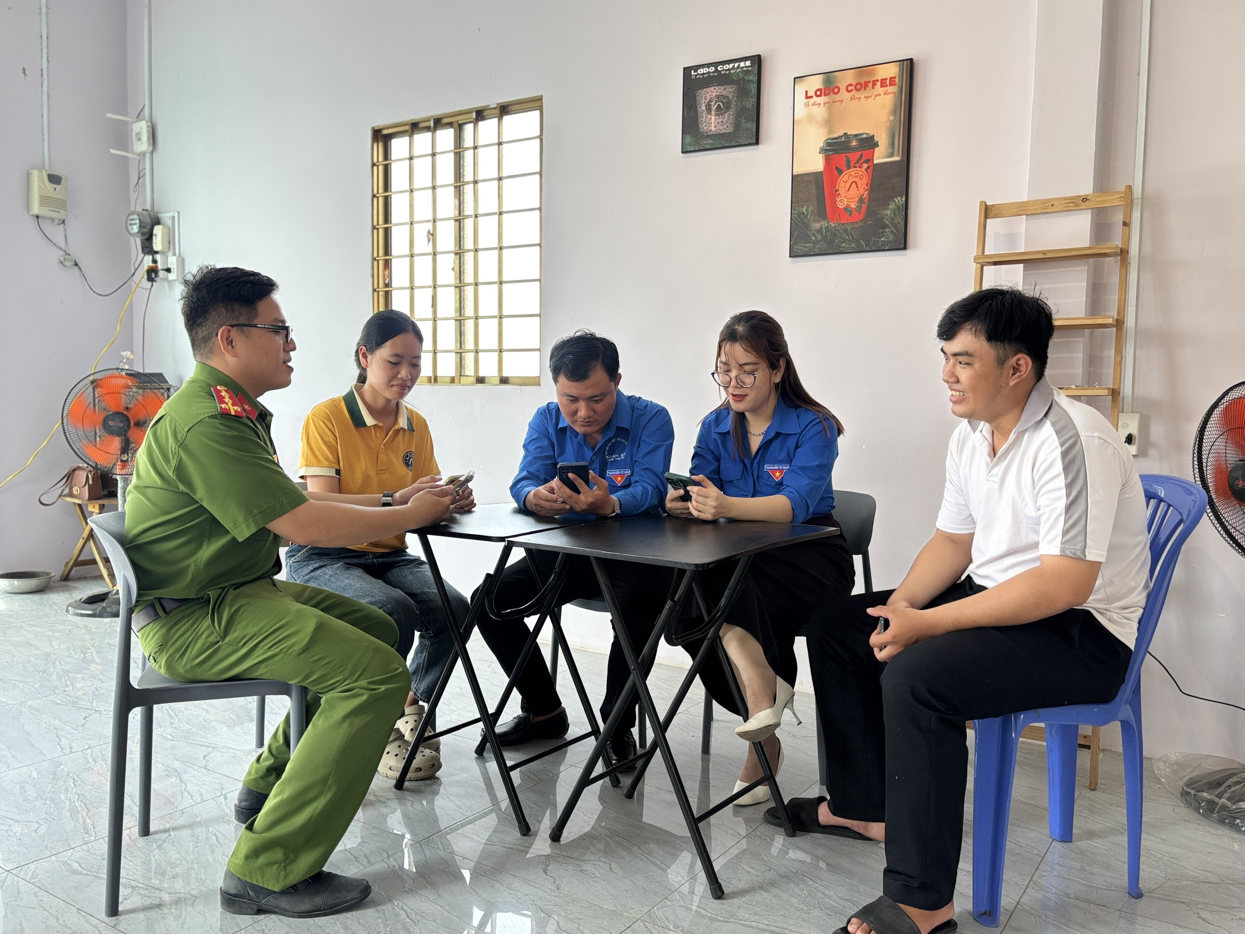 Cán bộ Công an hướng dẫn