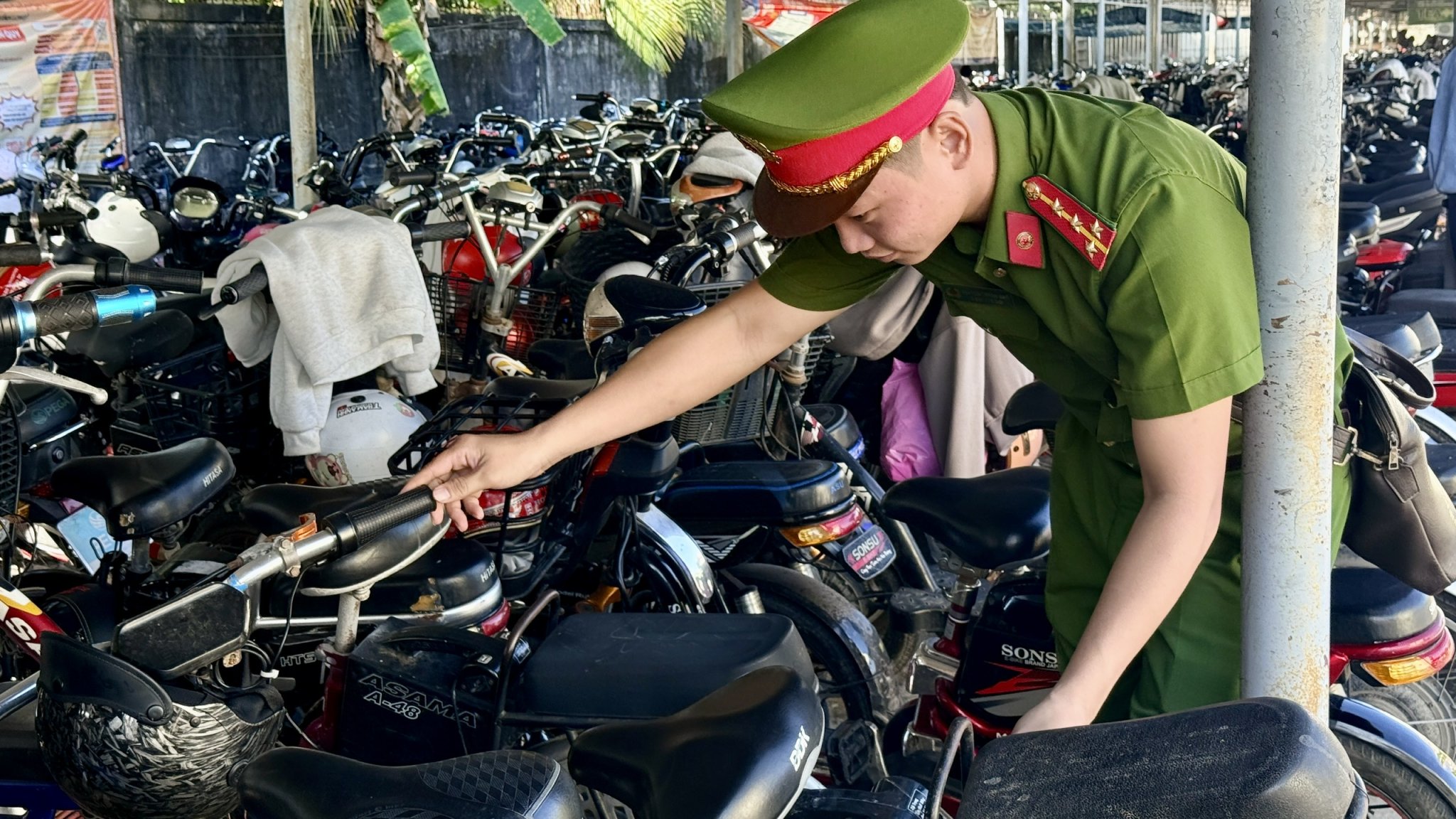 Cán bộ Công an xã Châu Hưng kiểm tra phương tiện xe đạp điện không đủ tiêu chuẩn