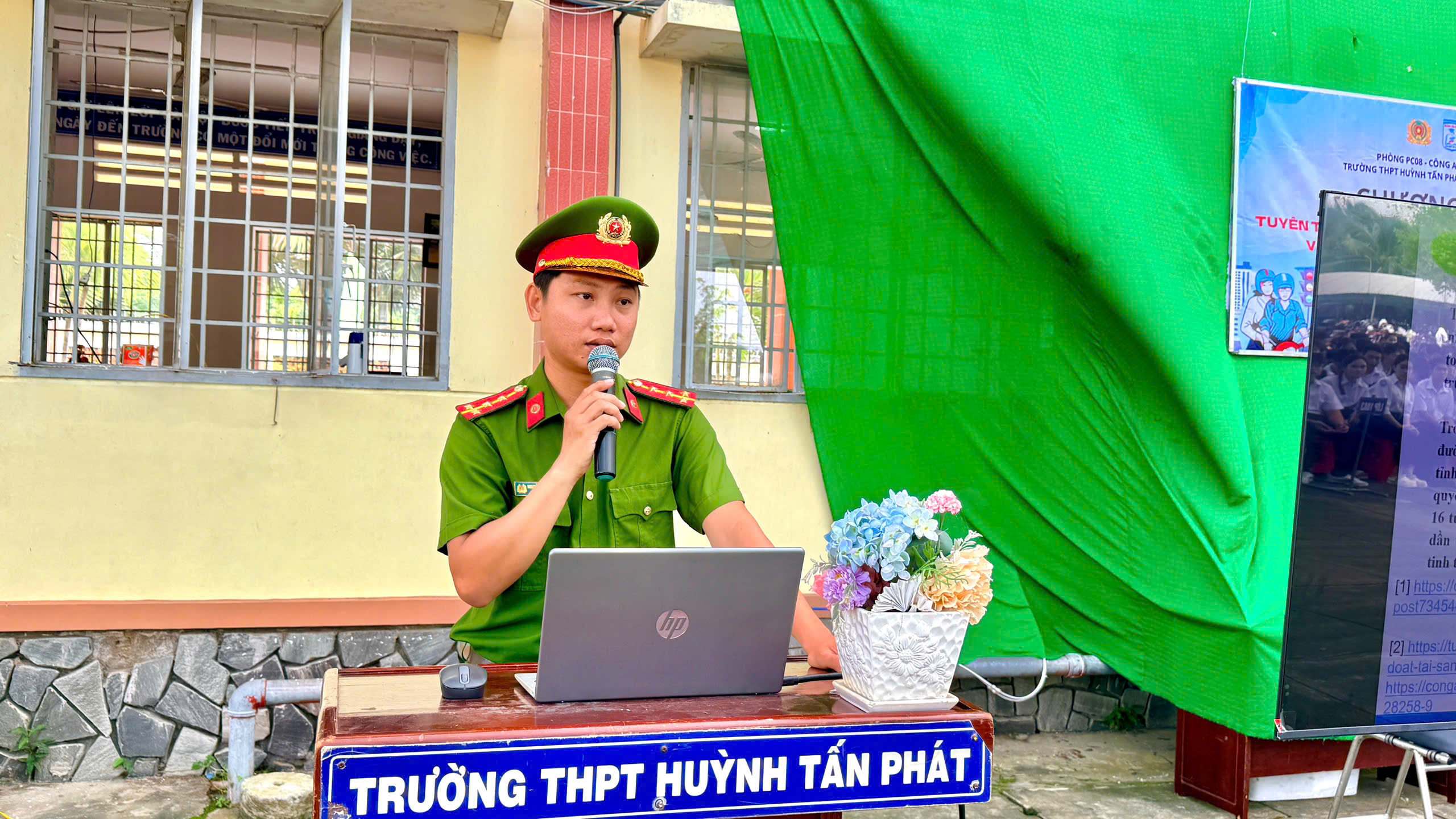 Cán bộ Công an xã Châu Hưng tuyên truyền pháp luật cho học sinh Trường THPT Huỳnh Tấn Phát đầu năm học mới