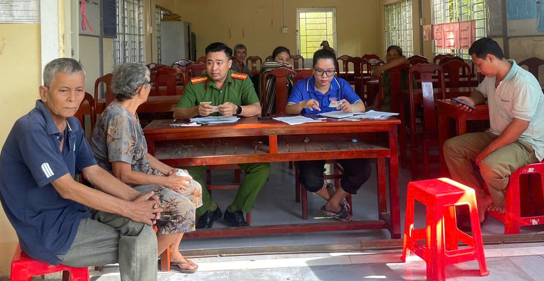 (Cán bộ Công an xã Đại An tuyên truyền hướng dẫn các bước nộp hồ sơ trực tuyến trên ứng dụng VNeID đối với đối với các thủ tục hành chính)