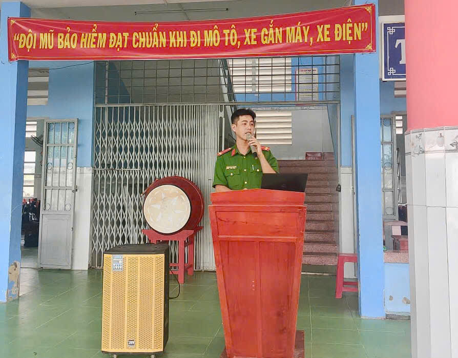 Cán bộ Công an xã Lương Phú tuyên truyền pháp luật