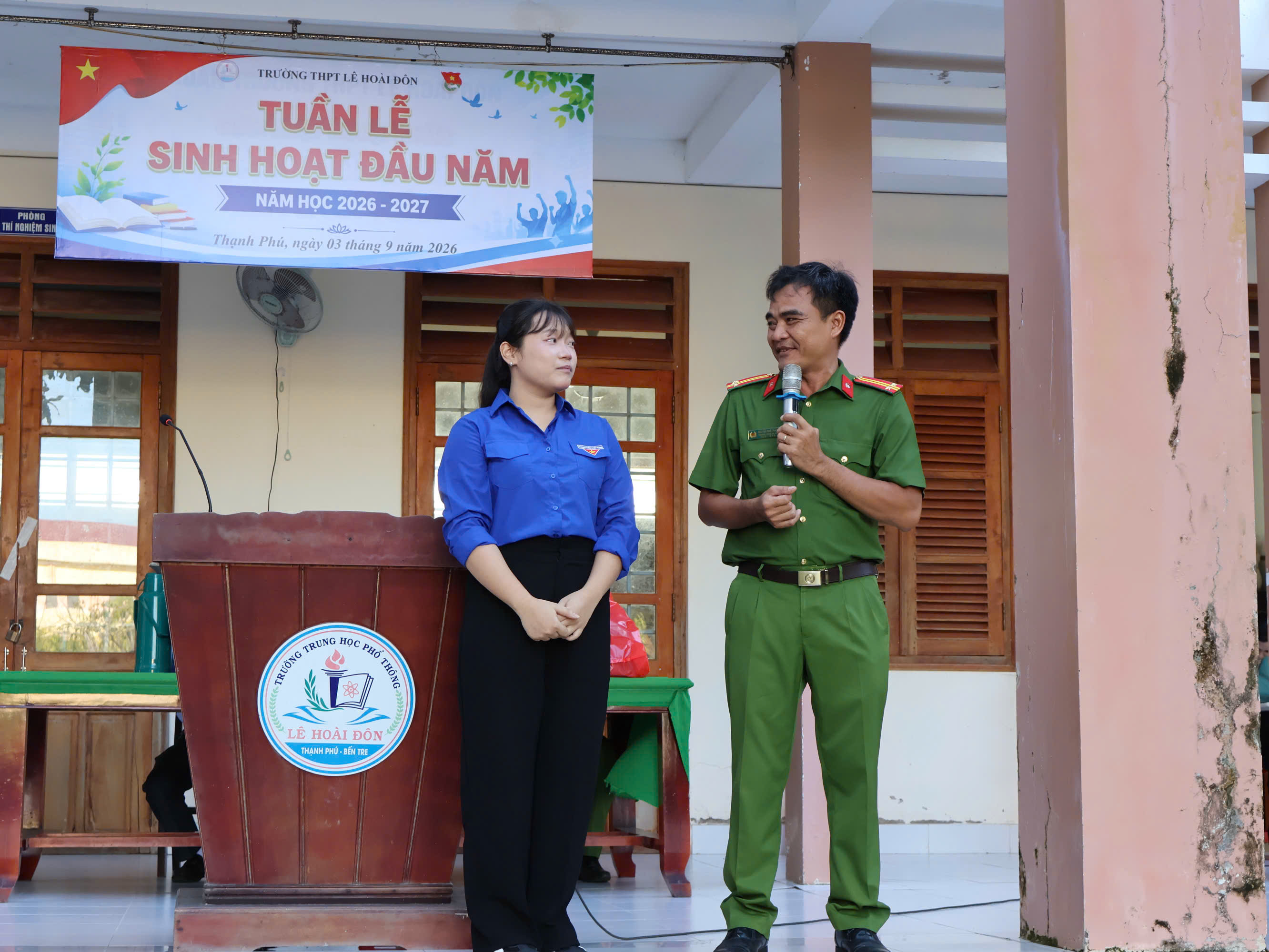 cán bộ, giáo viên, học viên tham gia trả lời các câu hỏi