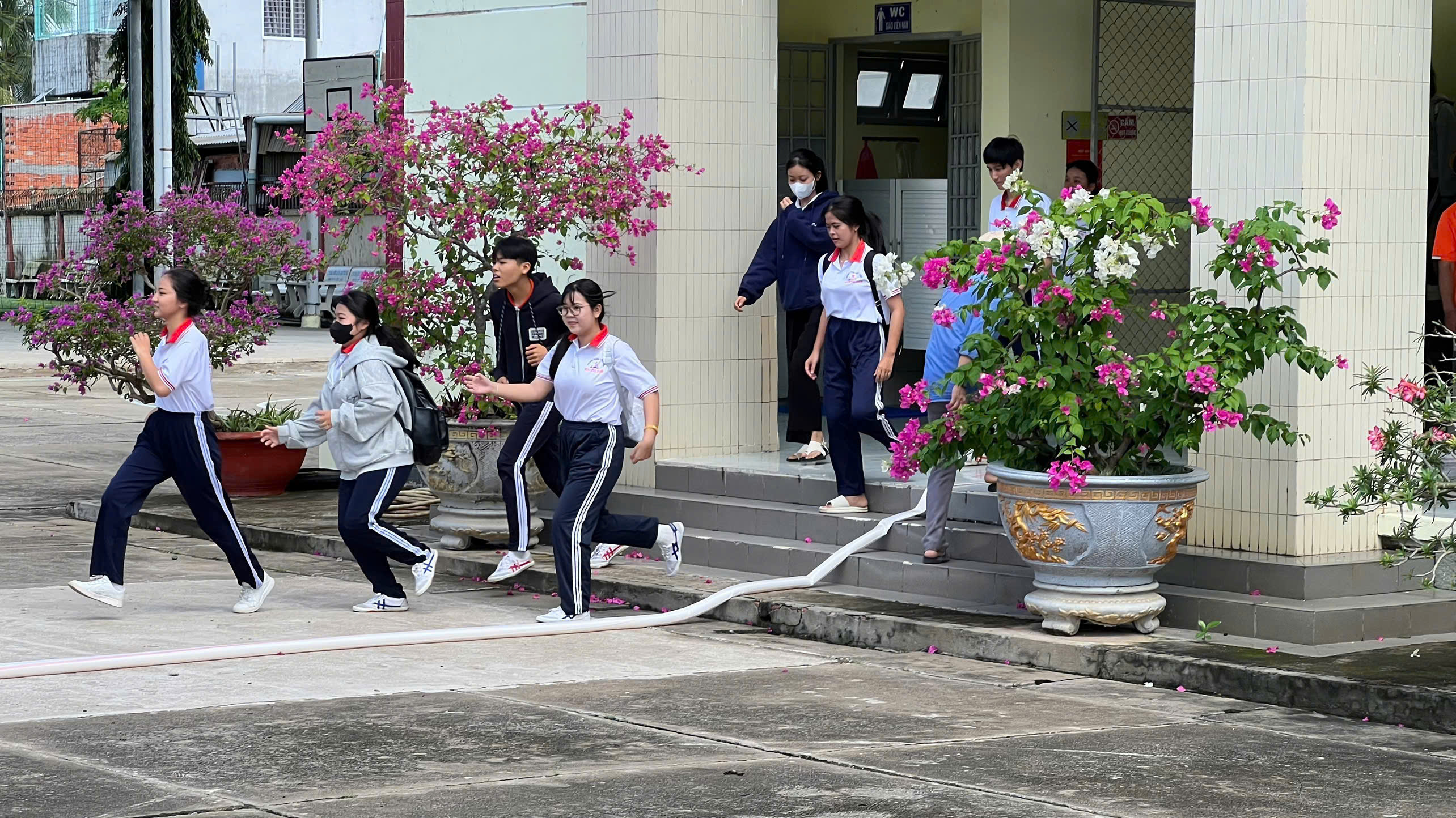 Cán bộ, giáo viên và học sinh thực hành kỹ năng thoát nạn khi xảy ra cháy