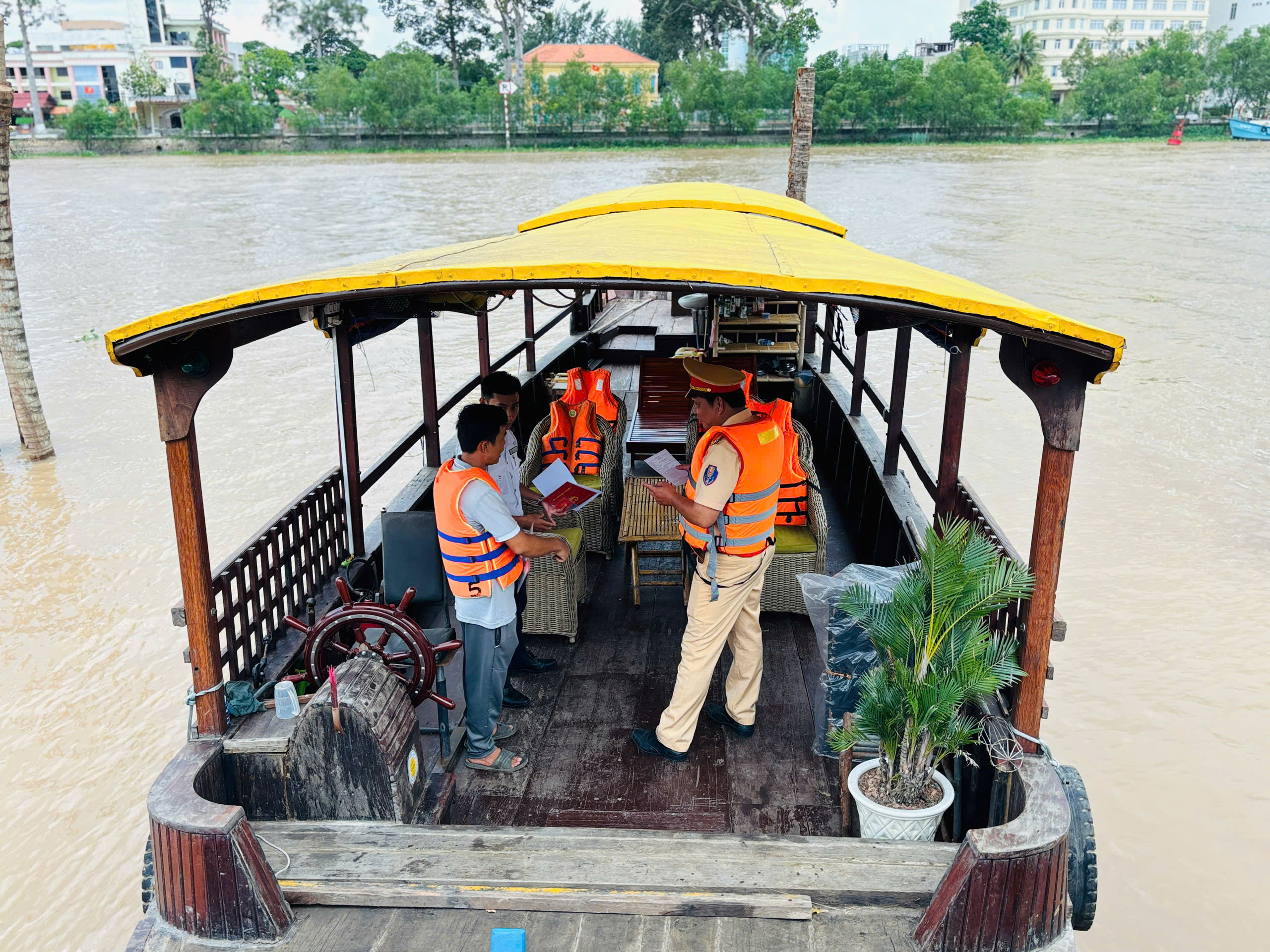 Cảnh sát đường thủy kiểm tra nhắc nhở chủ tàu du lịch đảm bảo các điều kiện an toàn khi hoạt động