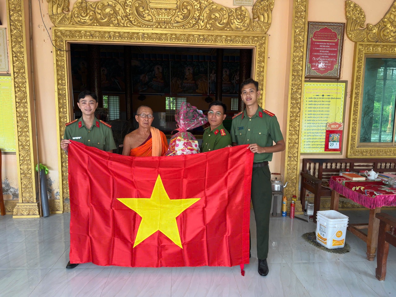 CAX Long Vĩnh thăm hỏi trao tặng cờ Tổ quốc cơ sở tôn giáo 1
