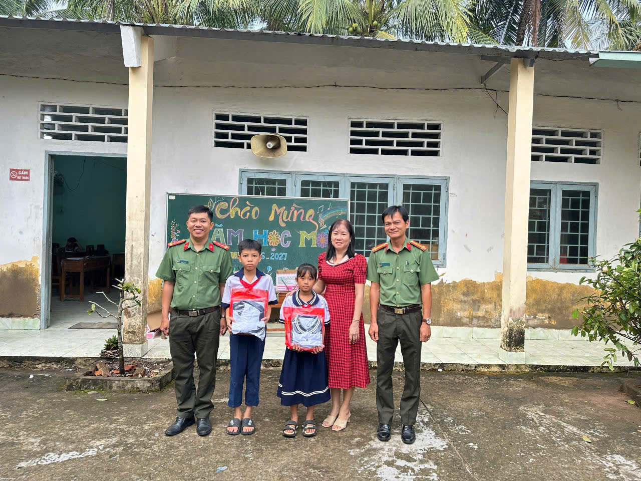 CAX Phước Long tặng quà cho học sinh khó khăn