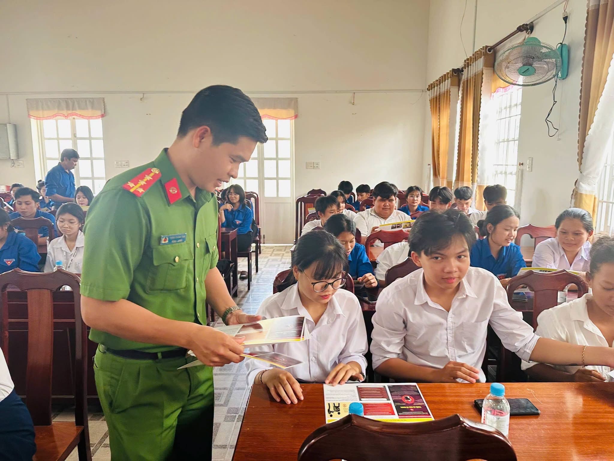 CAX tuyên truyền, hướng dẫn tiện ích VNeID cho học sinh