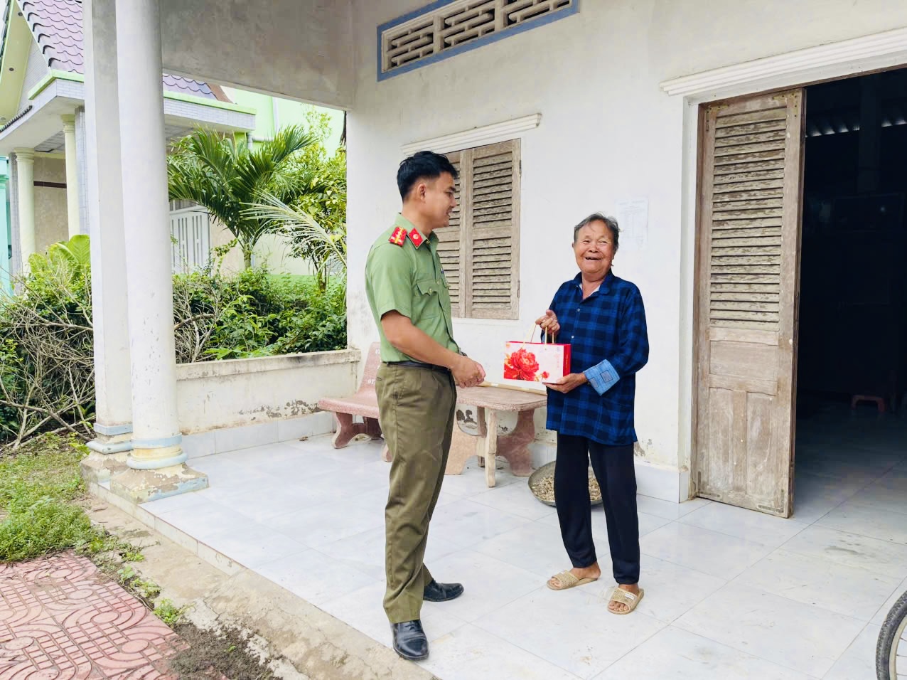 Chi đoàn Công an tặng quà cho cụ già neo đơn3