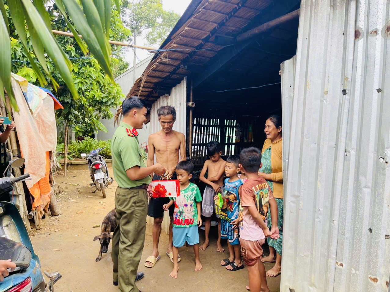 Chi đoàn Công an tặng quà cho thiếu nhi 2
