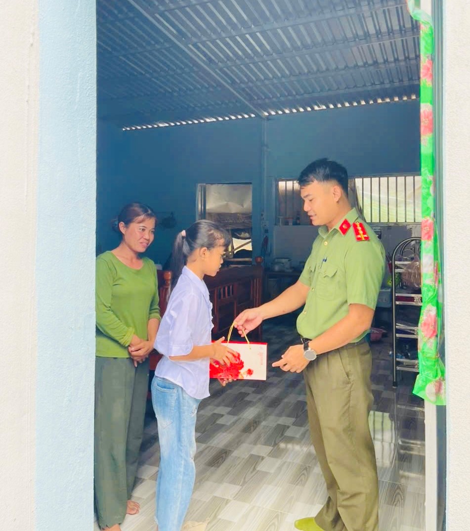 Chi đoàn Công an tặng quà cho thiếu nhi 3