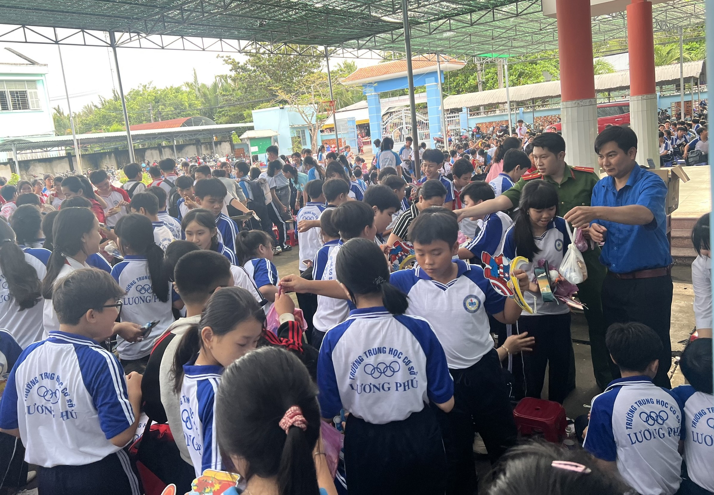 Chi đoàn Công an xã Lương Phú phát quà cho các em học sinh Trường Trung học cơ sở Phạm Viết Chánh