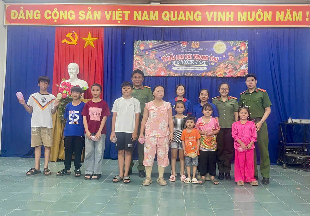 Chi đoàn Công an xã Lương Phú phát quà và chụp ảnh lưu niệm với các em thiếu nhi