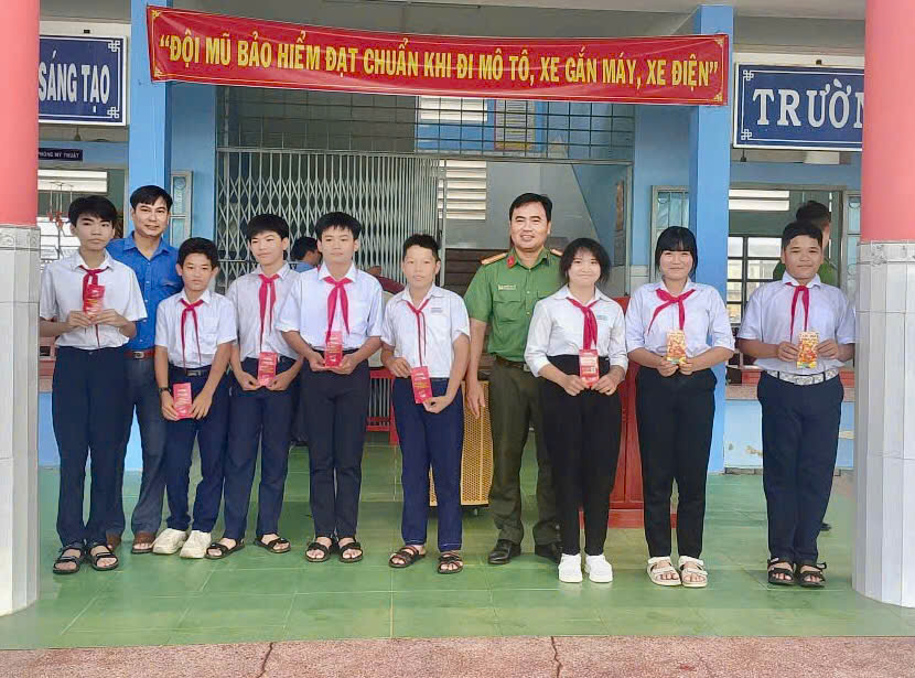 Chi đoàn Công an xã tặng quà cho các em học sinh trả lời đúng các câu hỏi