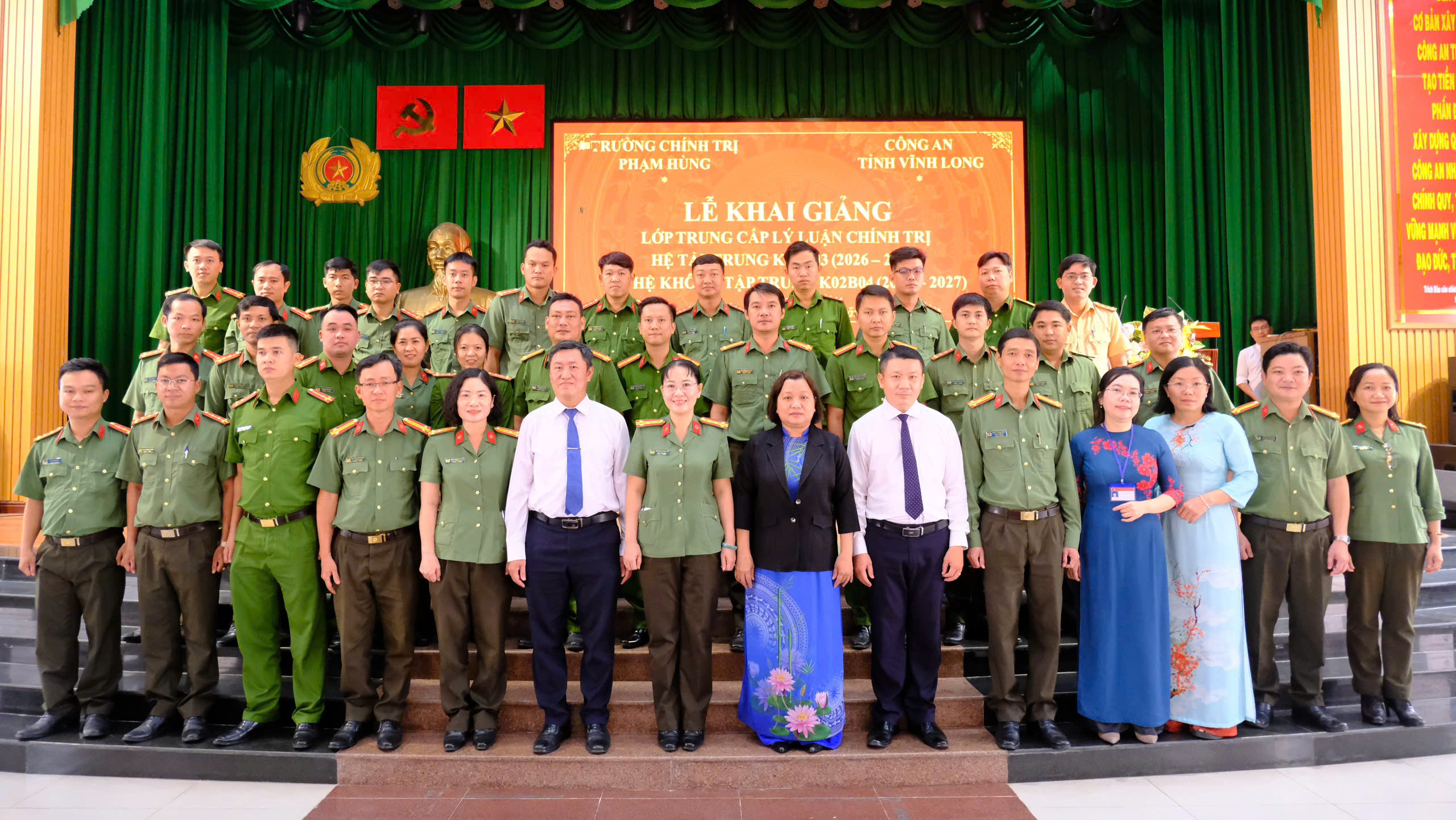 Chụp ảnh lưu niệm 1