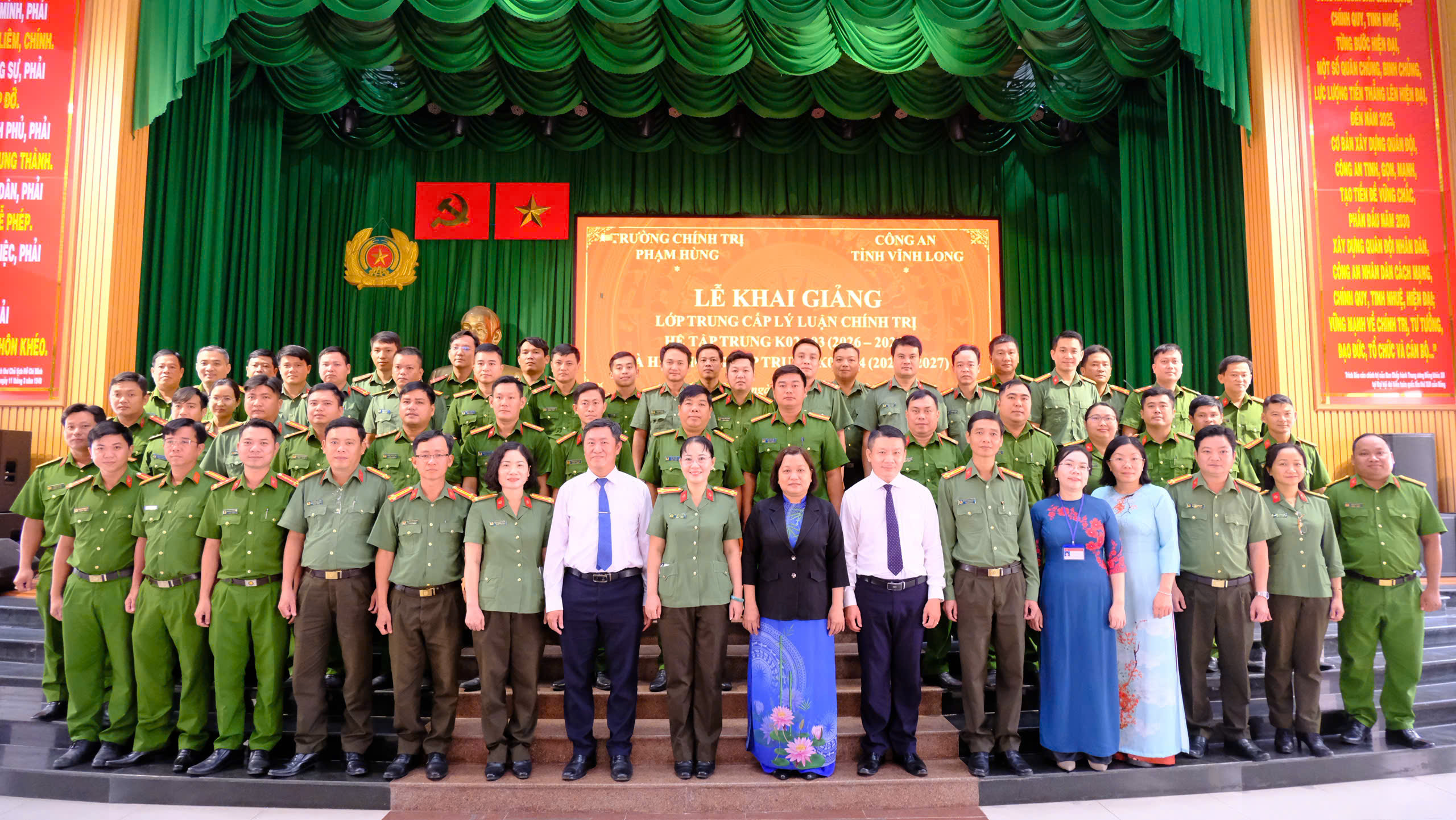 chụp ảnh lưu niệm 2