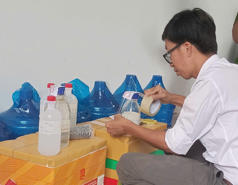 Cơ quan chuyên môn lấy mẫu nước thải tại khu vực sản xuất của công ty để kiểm tra