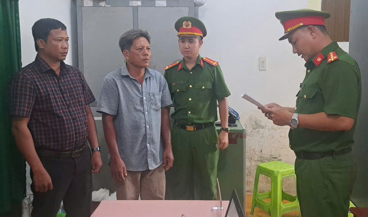 Cơ quan Công an tống đạt các quyết định đối với Kim Văn Huynh