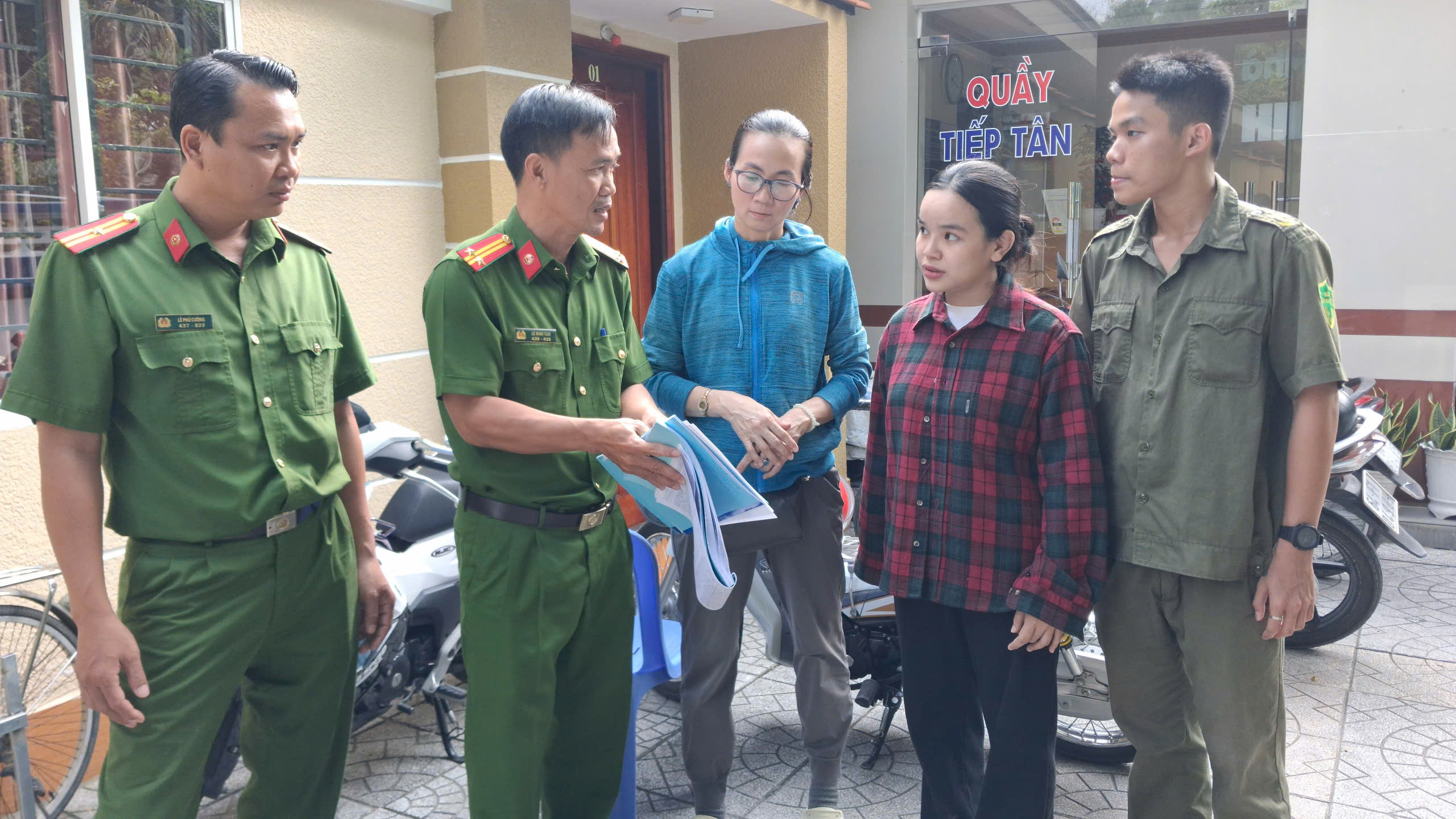 Công an phường Thanh Đức hướng dẫn cơ sở lưu trú các thủ tục cần thực hiện, nhất là thủ tục lưu trú đối với người nước ngoài