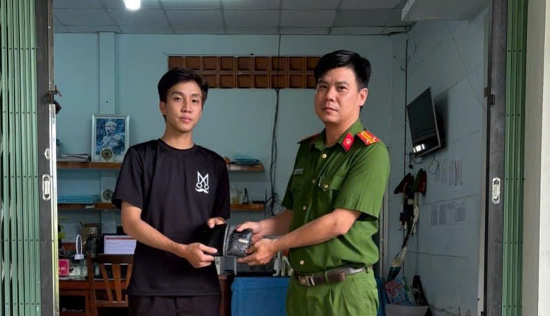 Công an xã Chợ Lách trao trả tàng sản cho người đánh rơi