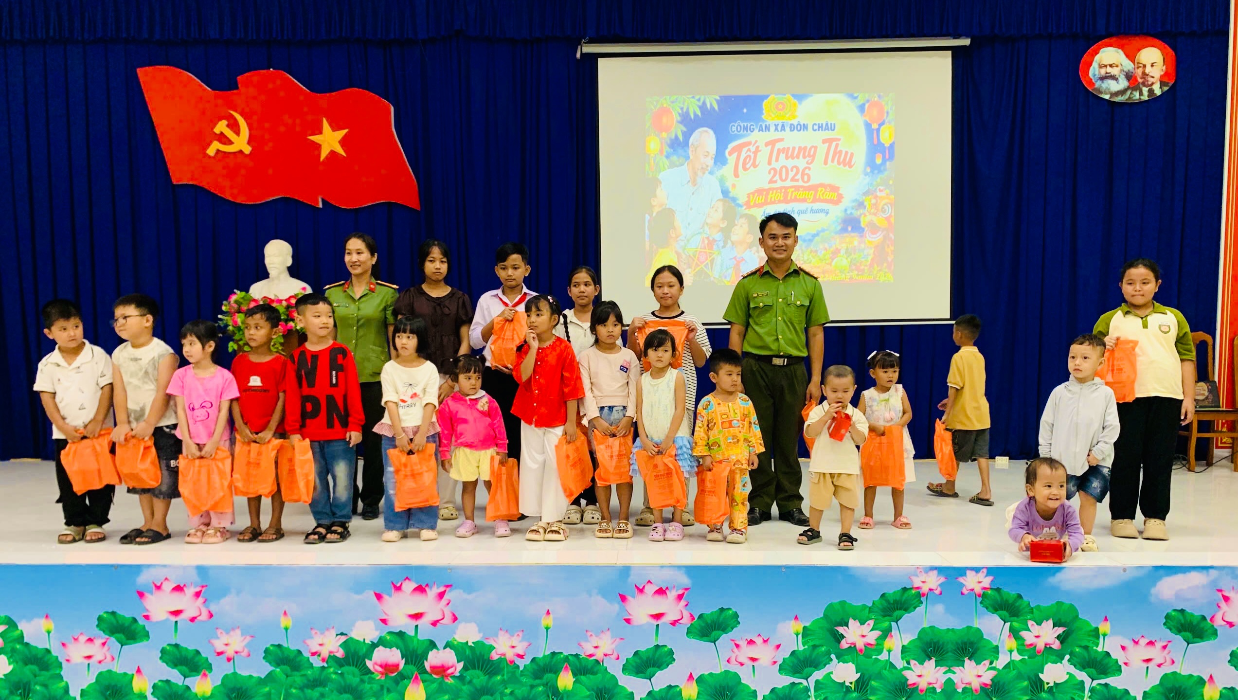 Công an xã Đôn Châu tặng quà cho các em thiếu nhi trong chương trình Vui hội trăng rằm