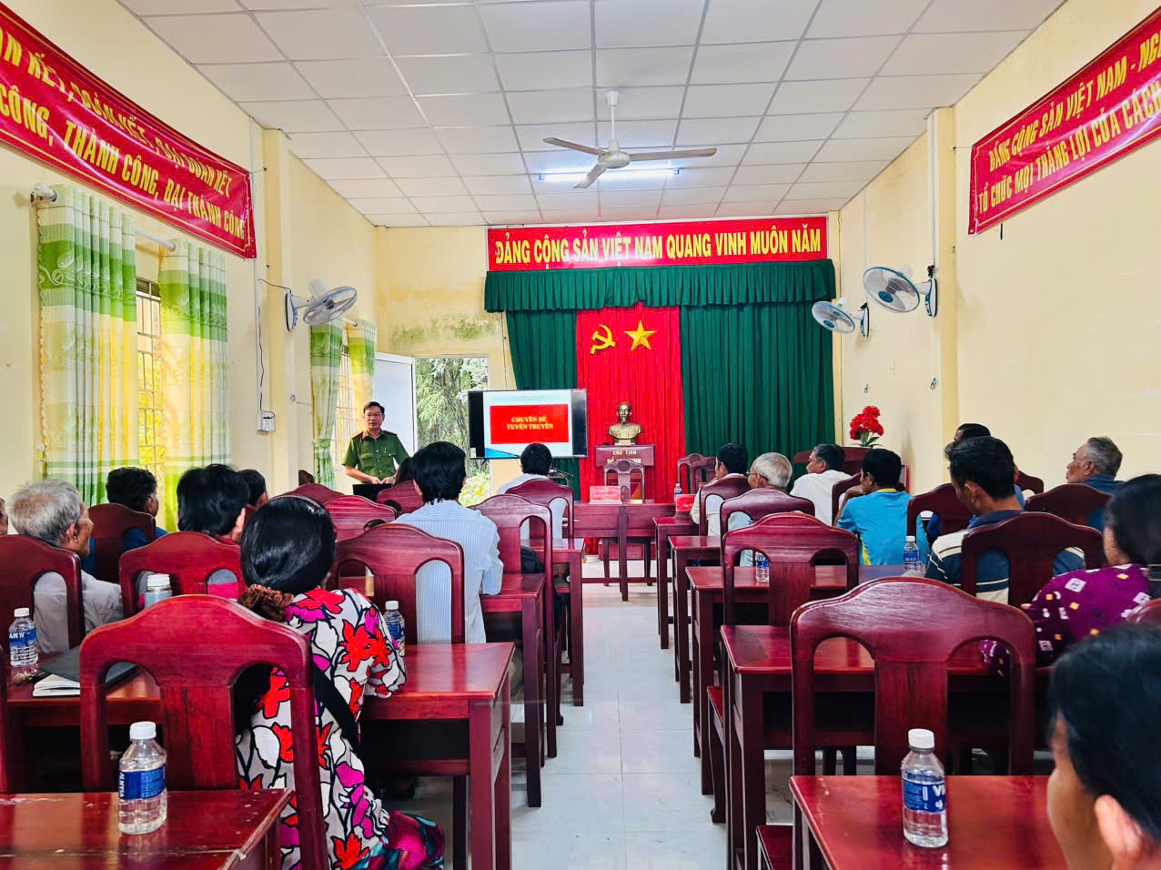 Công an xã Đôn Châu tổ chức tuyên truyền pháp luật cho người dân