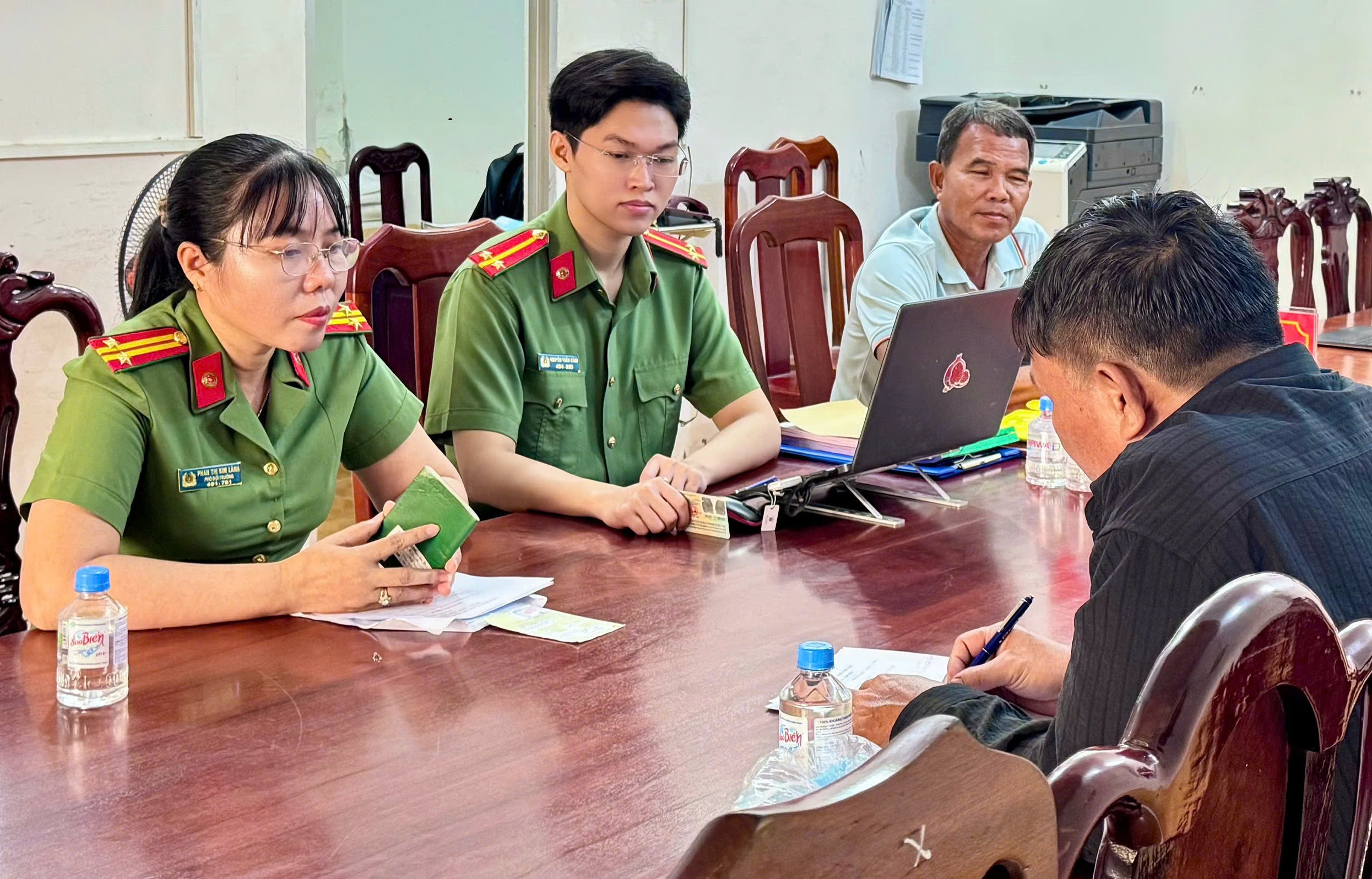 Công an xã Đông Hải làm việc N V V