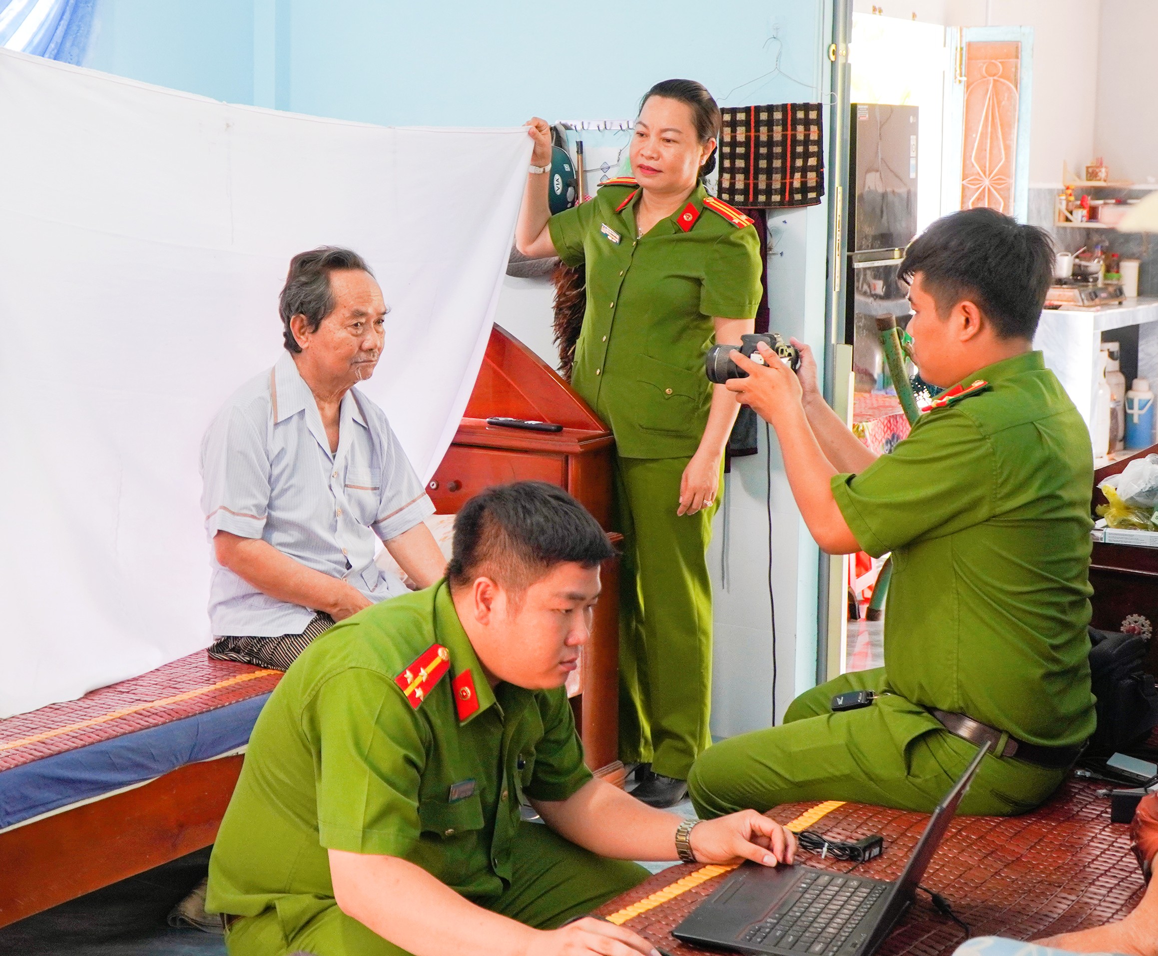 Công an xã Giồng Trôm đến tận nhà cấp căn cước
