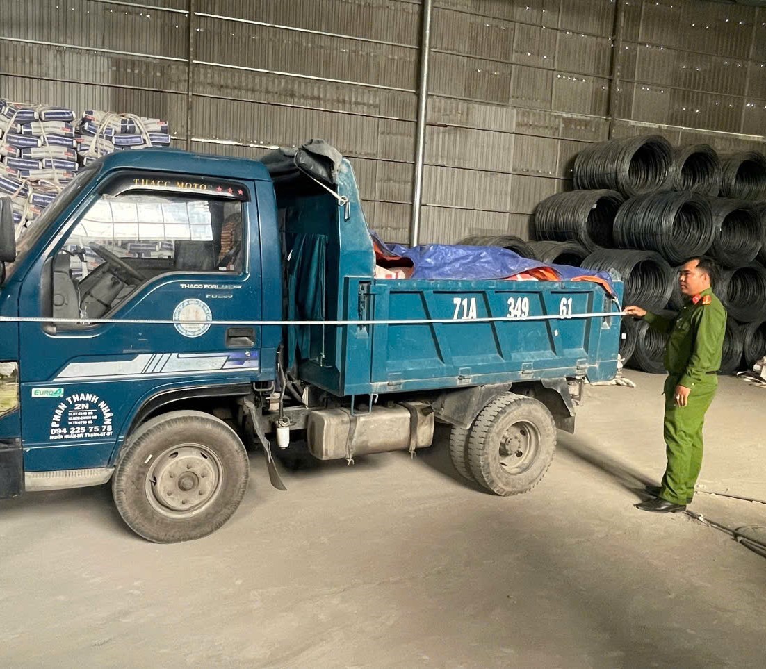 Công an xã rà soát, kiểm tra xe tải tự đổ có tải trọng dưới 15 000 kg (2)