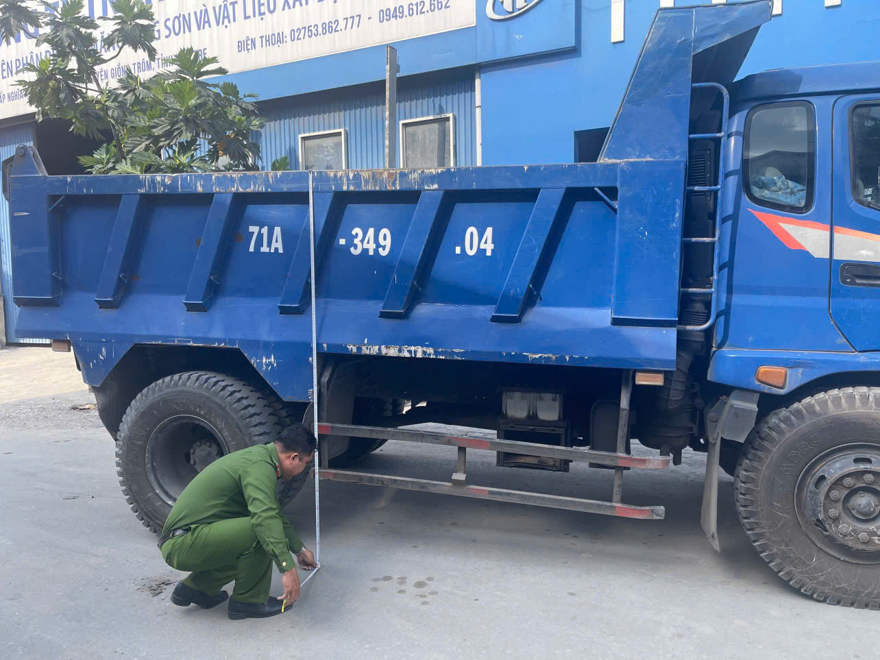 Công an xã rà soát, kiểm tra xe tải tự đổ có tải trọng dưới 15 000 kg