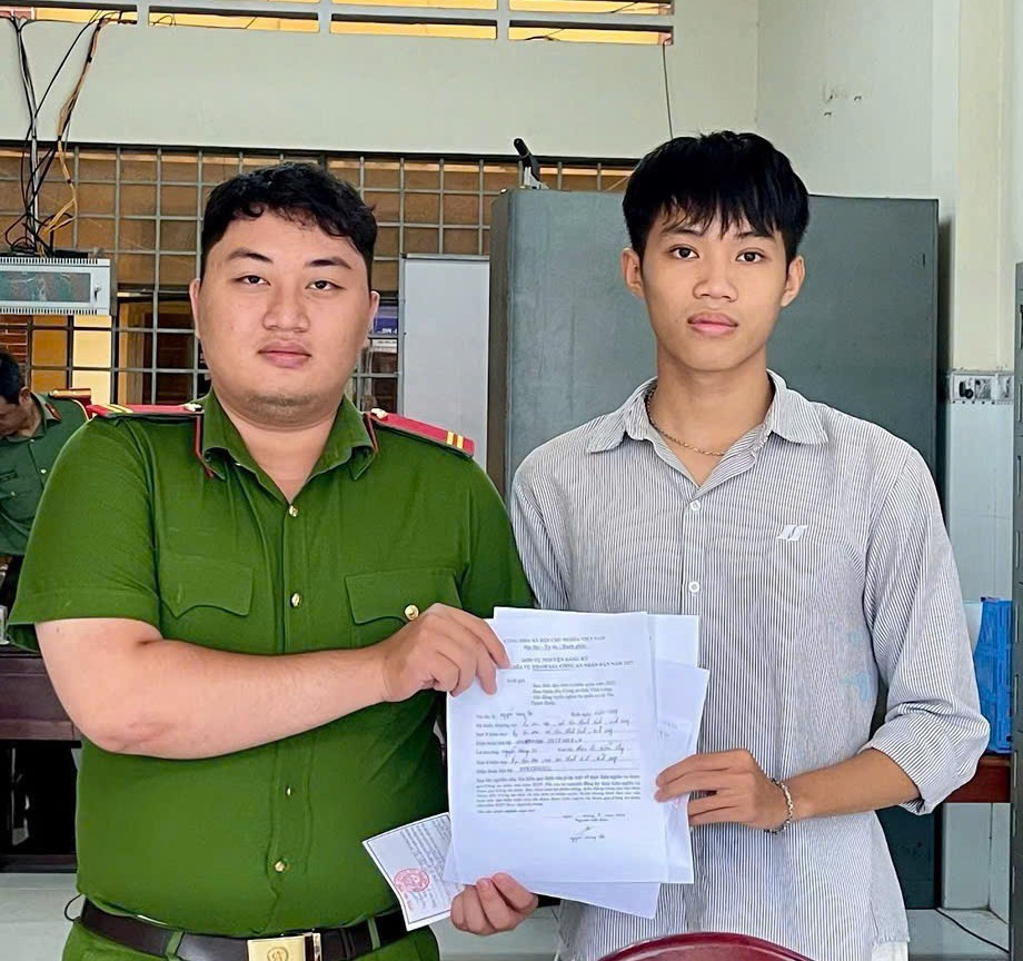 Công an xã Tân Thành Bình tiếp nhận đơn tình nguyện tham gia nghĩa vụ công an nhân dân