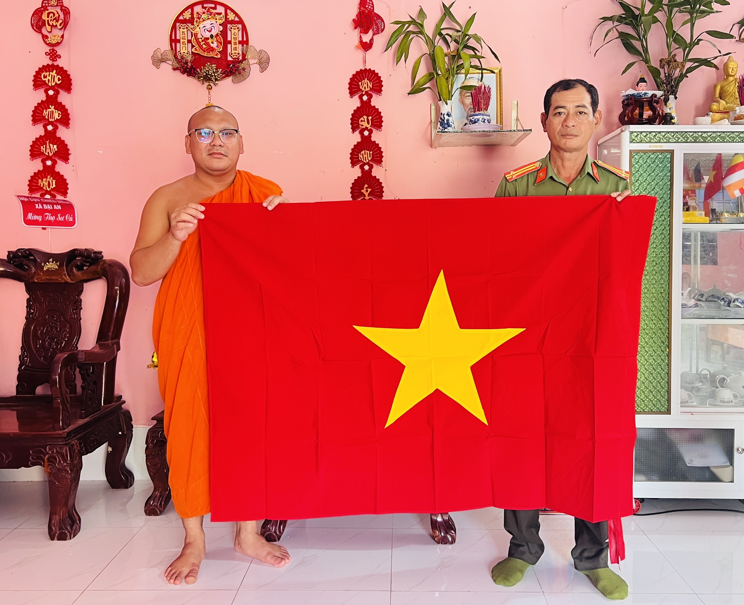 Công an xã tặng cờ Tổ quốc cho chùa Mé Láng