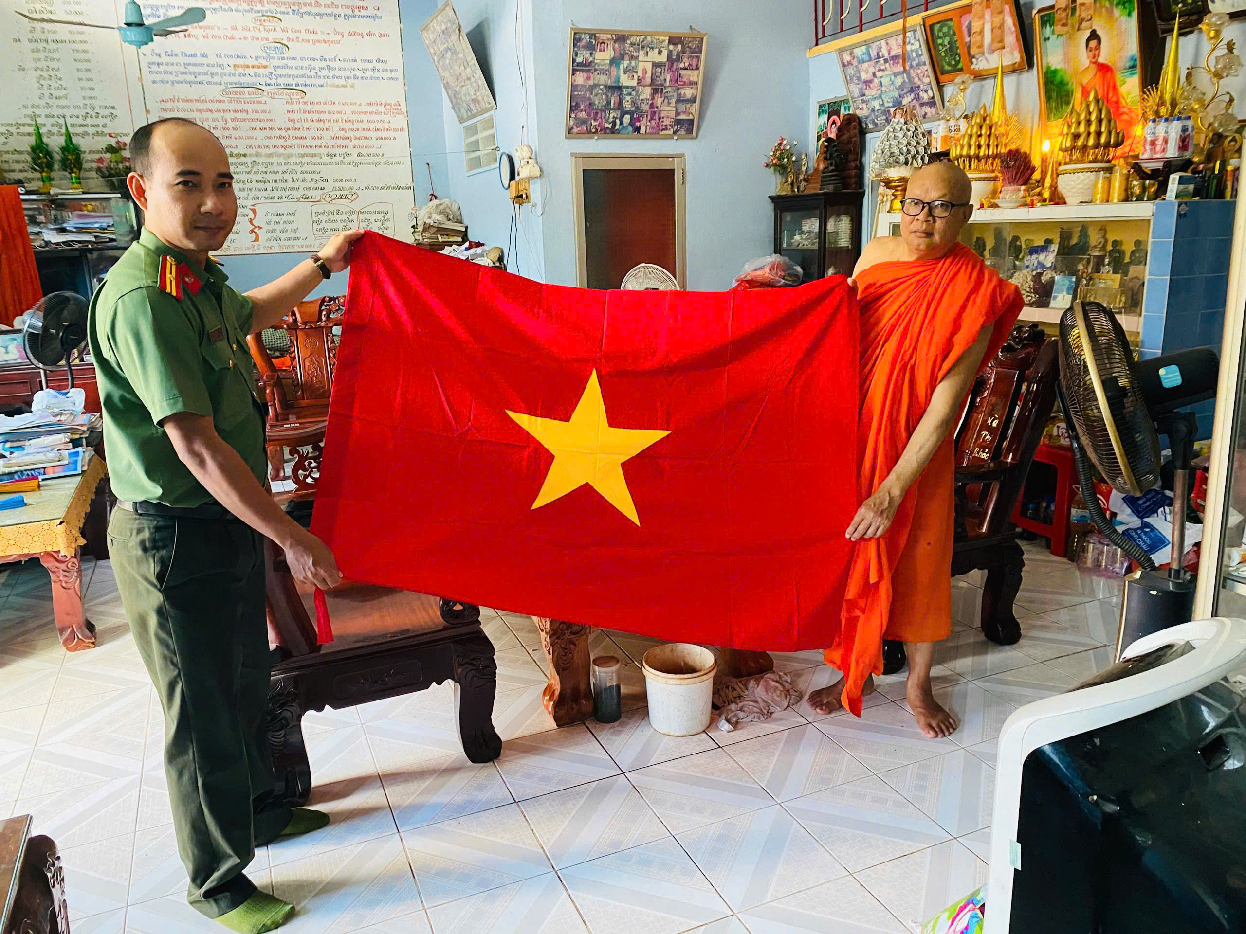 Công an xã tặng cờ Tổ quốc cho Chùa Trà Kha