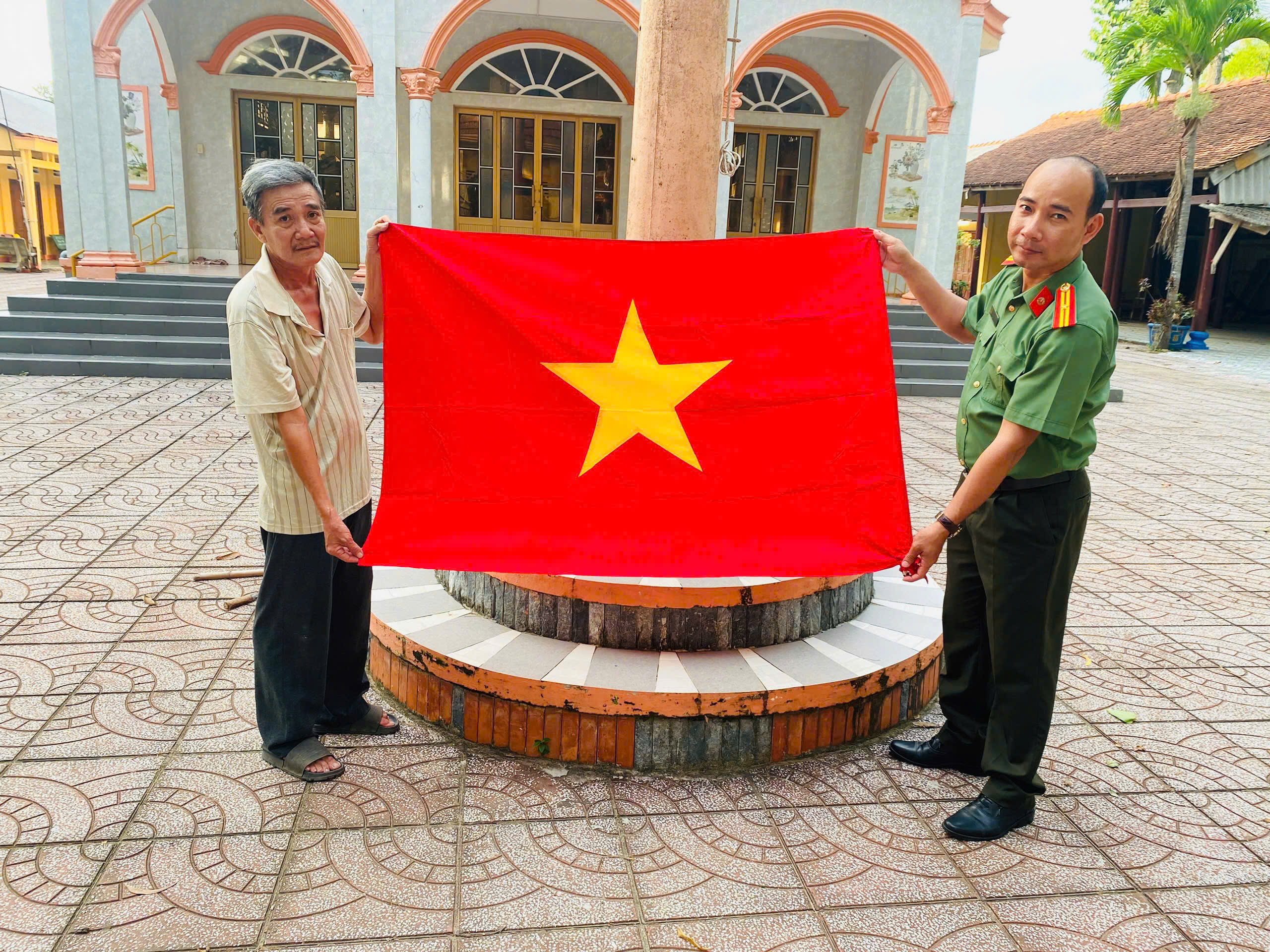 Công an xã tặng cờ Tổ quốc cho Thánh thất Cao đài Đại An