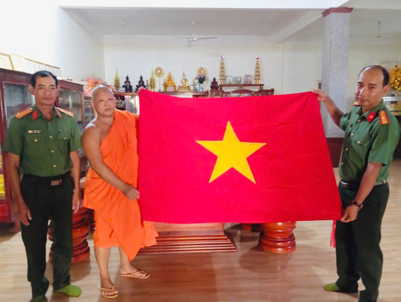 Công an xã tặng quà cho chùa Giồng Lớn