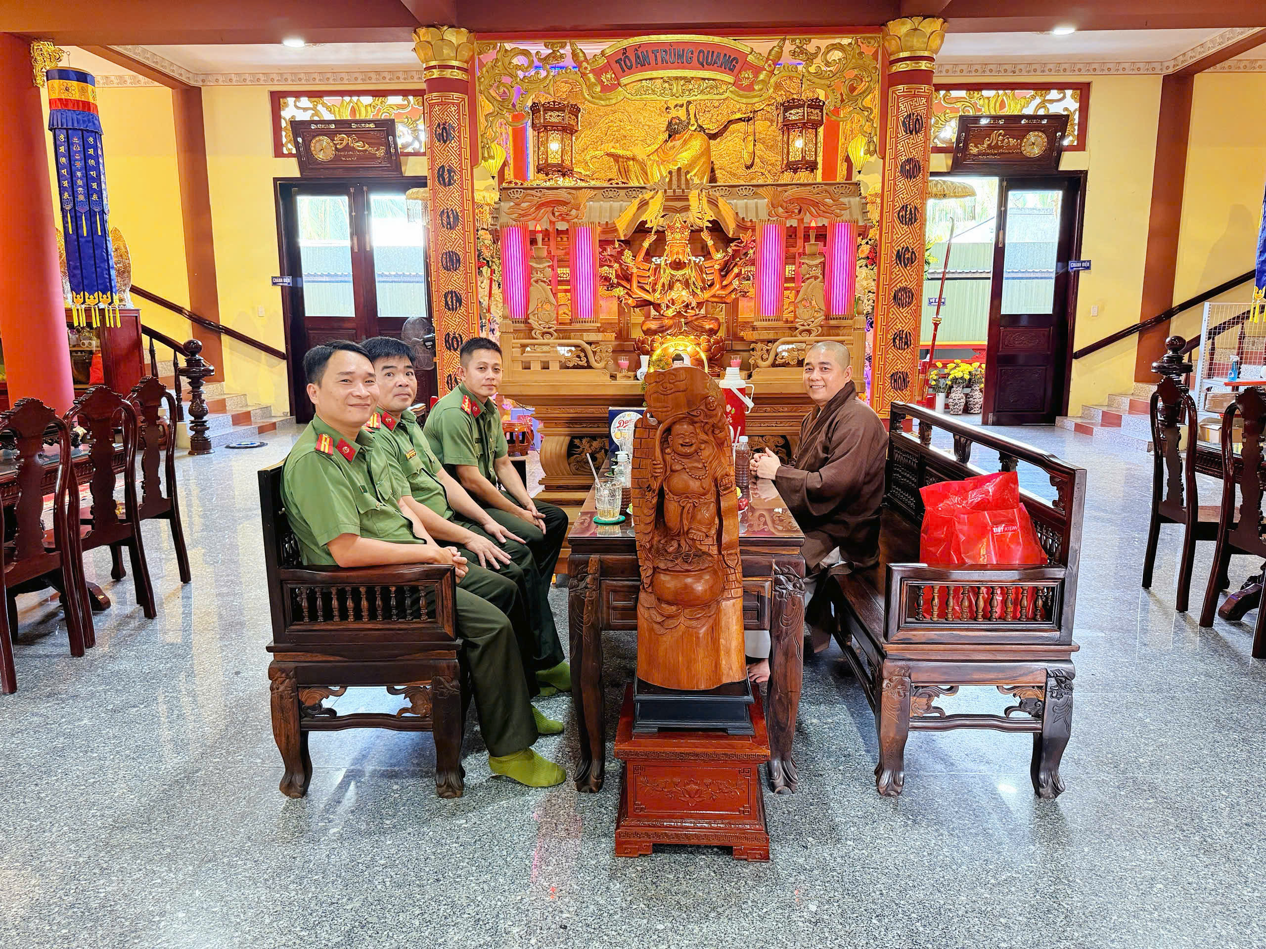 Công an xã thăm, tặng quà và gửi lời chúc mừng Đại đức Thích Đức Niệm – Trụ trì Chùa Bửu Quang