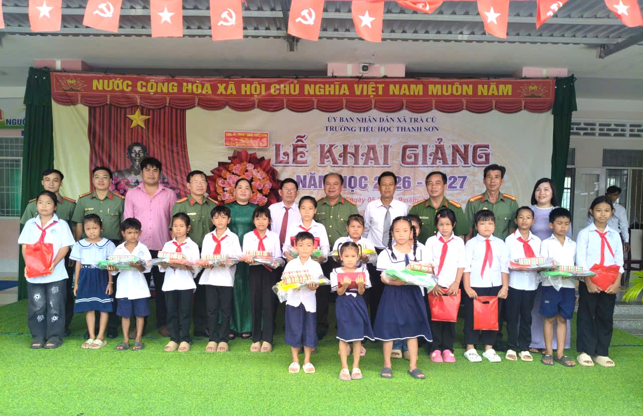 Công an xã Trà Cú và Phòng An ninh nội địa trao học bổng cho học sinh